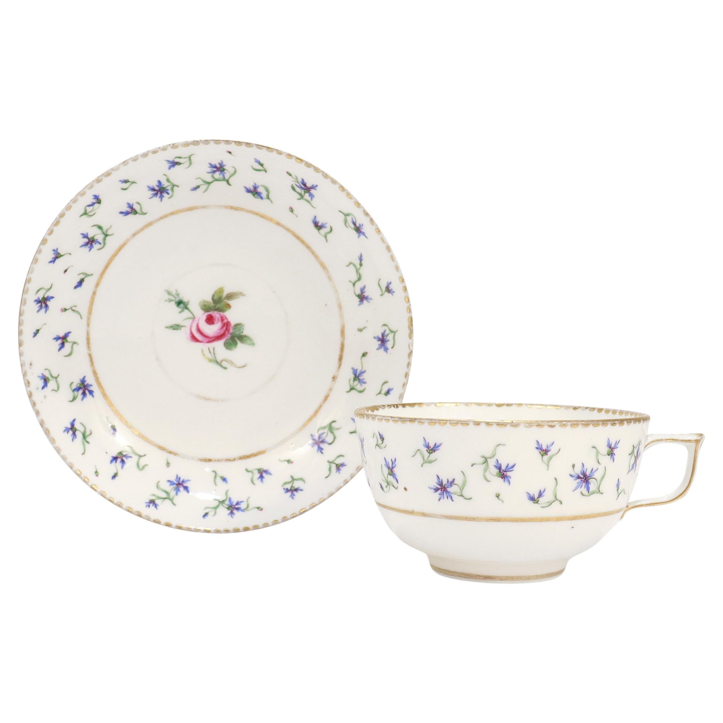 Ancienne tasse et soucoupe en porcelaine de Sèvres signée du 18e siècle avec fleur de bleuet en vente