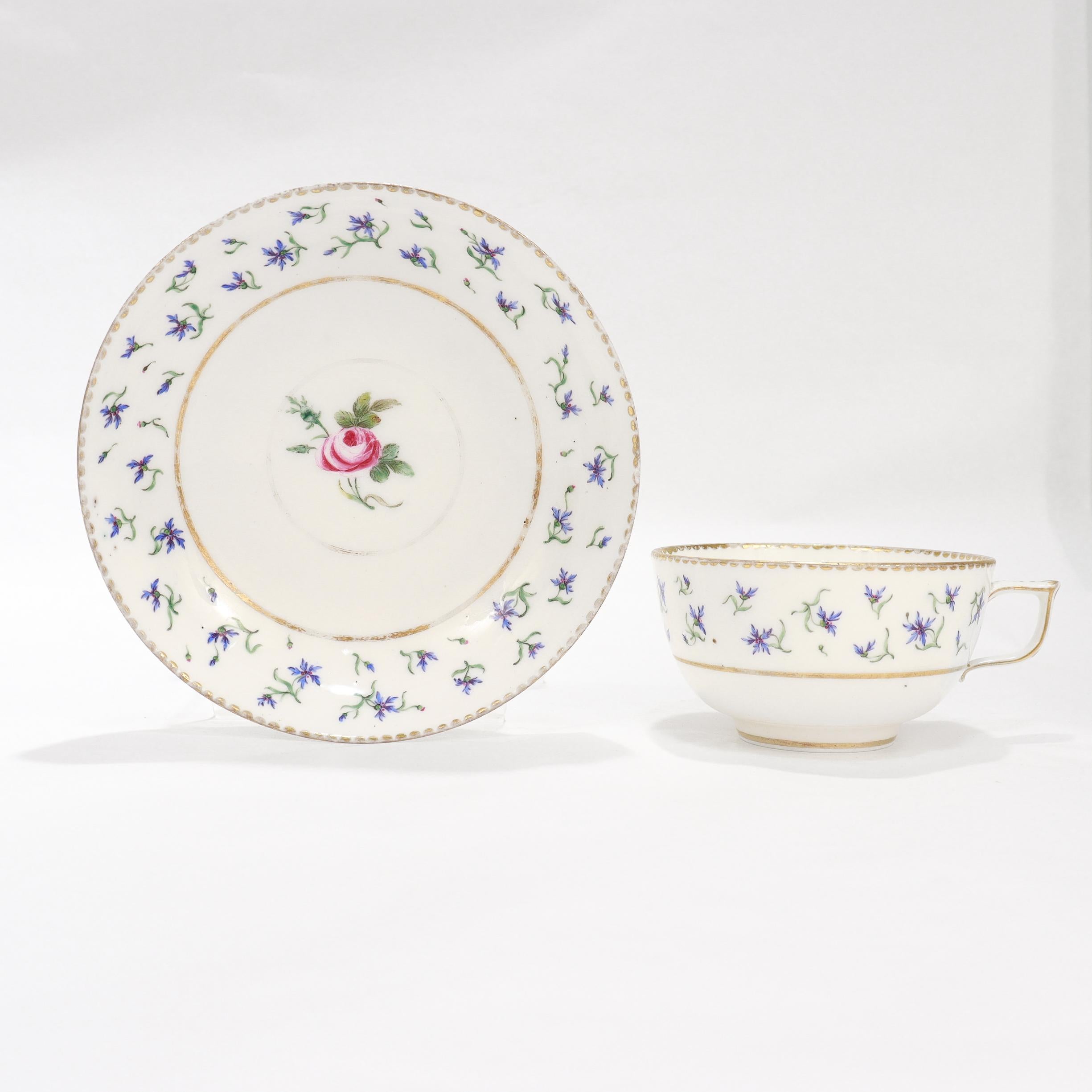 Paire de tasses et soucoupes en porcelaine française ancienne.

Par Sèvres.

Dans un motif bleu Cornflower.

Chacune est ornée d'un décor floral bleu avec des accents dorés sur le bord, le pied et le corps. La soucoupe est également ornée d'une