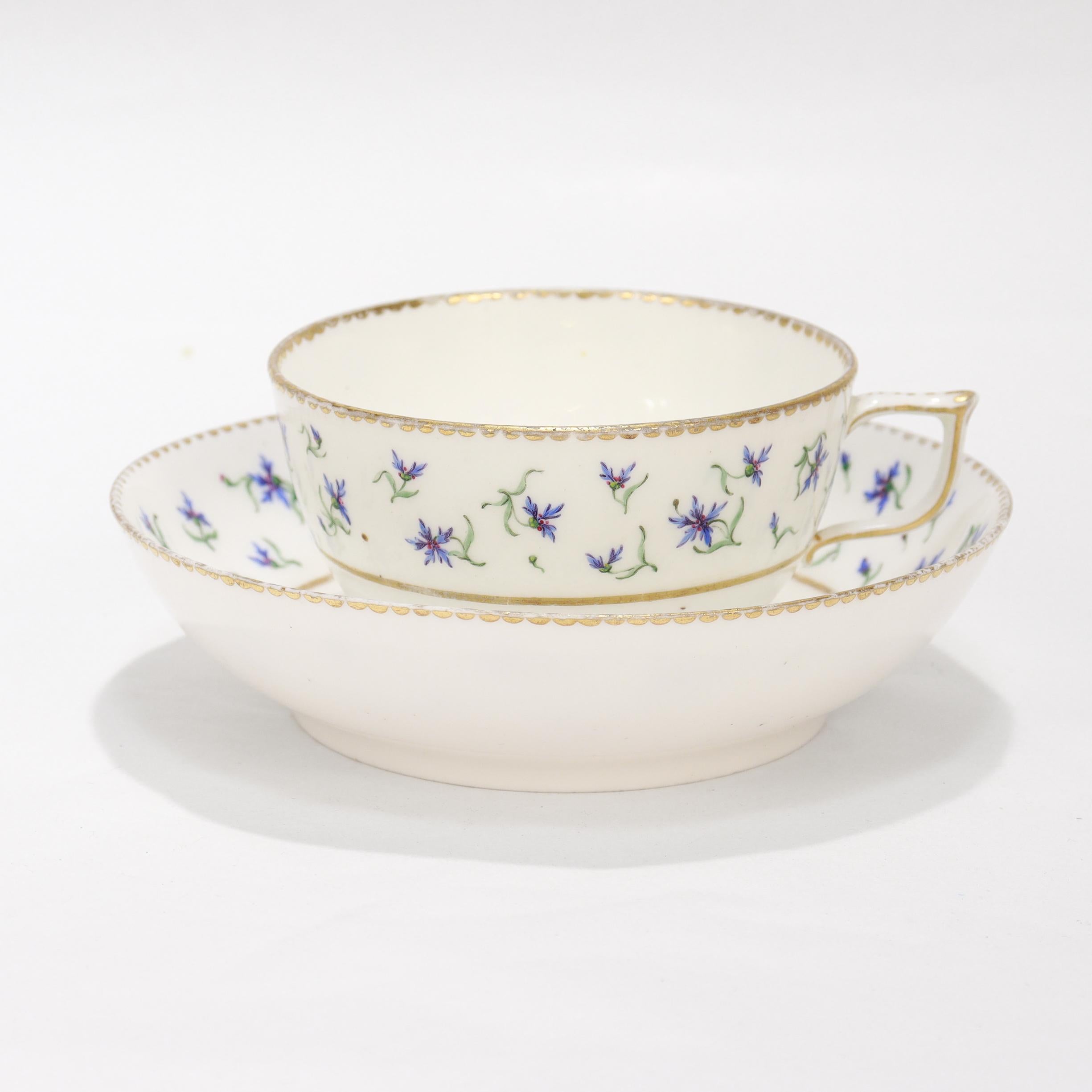 Néoclassique Ancienne tasse et soucoupe en porcelaine de Sèvres signée du 18e siècle avec fleur de bleuet en vente