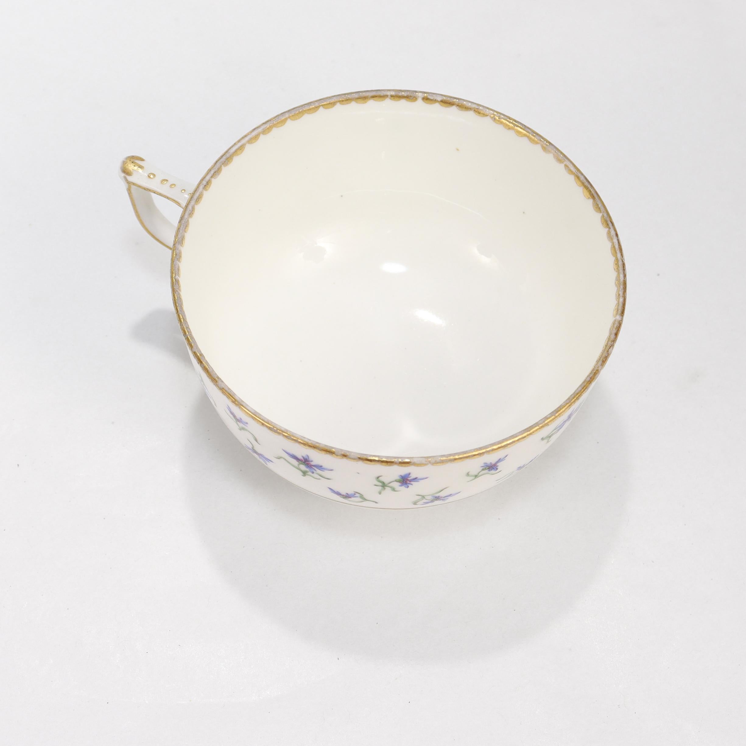 Peint à la main Ancienne tasse et soucoupe en porcelaine de Sèvres signée du 18e siècle avec fleur de bleuet en vente
