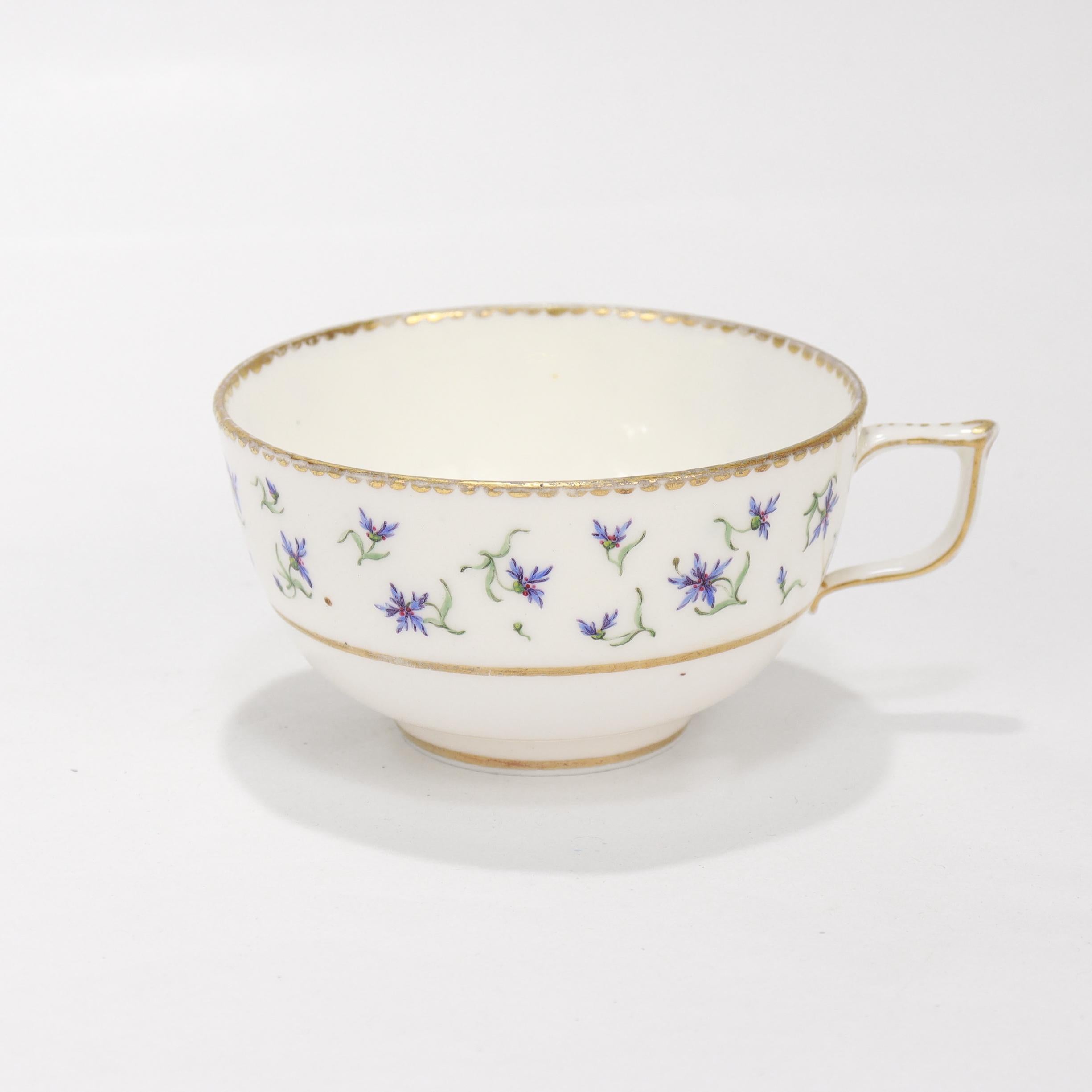 Ancienne tasse et soucoupe en porcelaine de Sèvres signée du 18e siècle avec fleur de bleuet Bon état - En vente à Philadelphia, PA