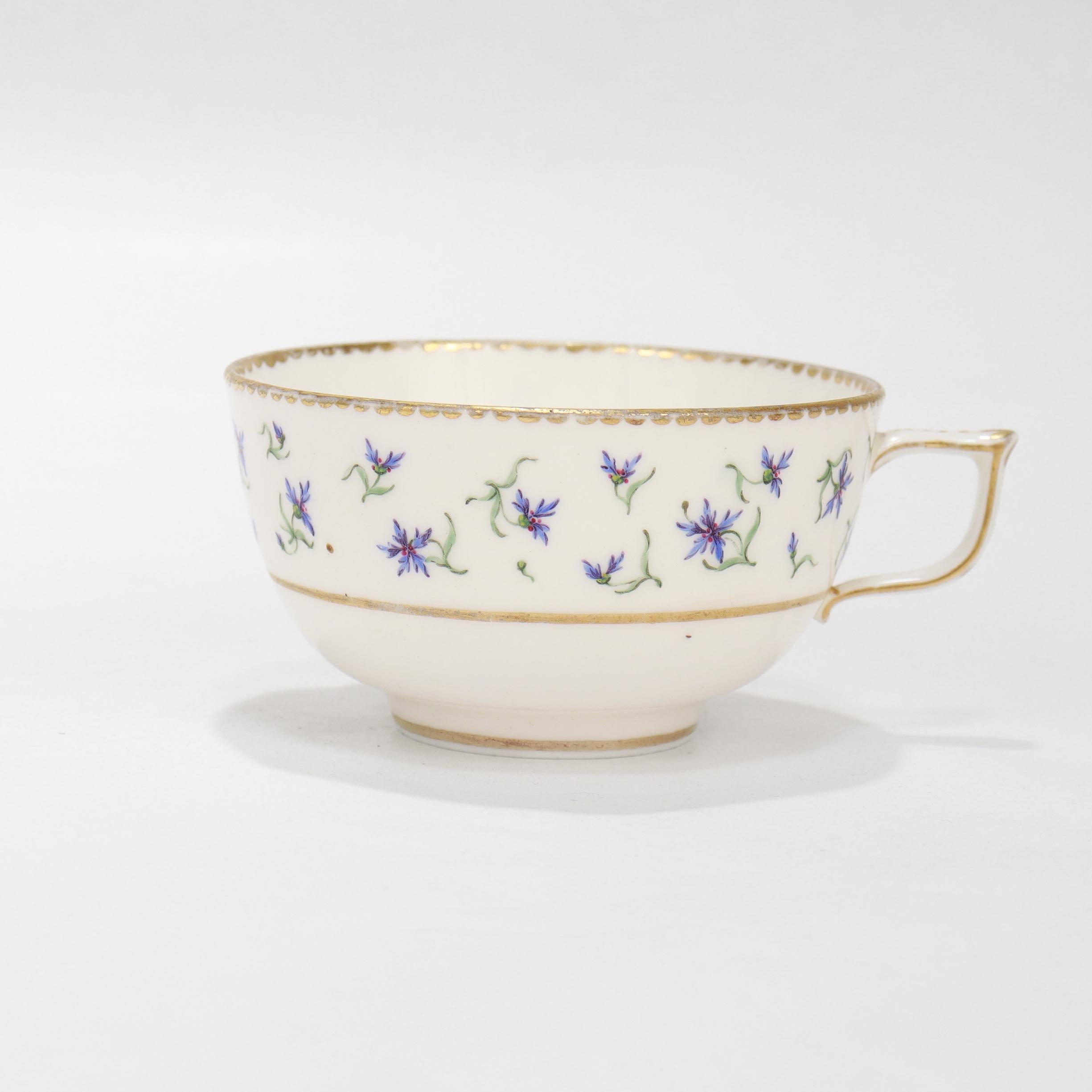 Fin du XVIIIe siècle Ancienne tasse et soucoupe en porcelaine de Sèvres signée du 18e siècle avec fleur de bleuet en vente