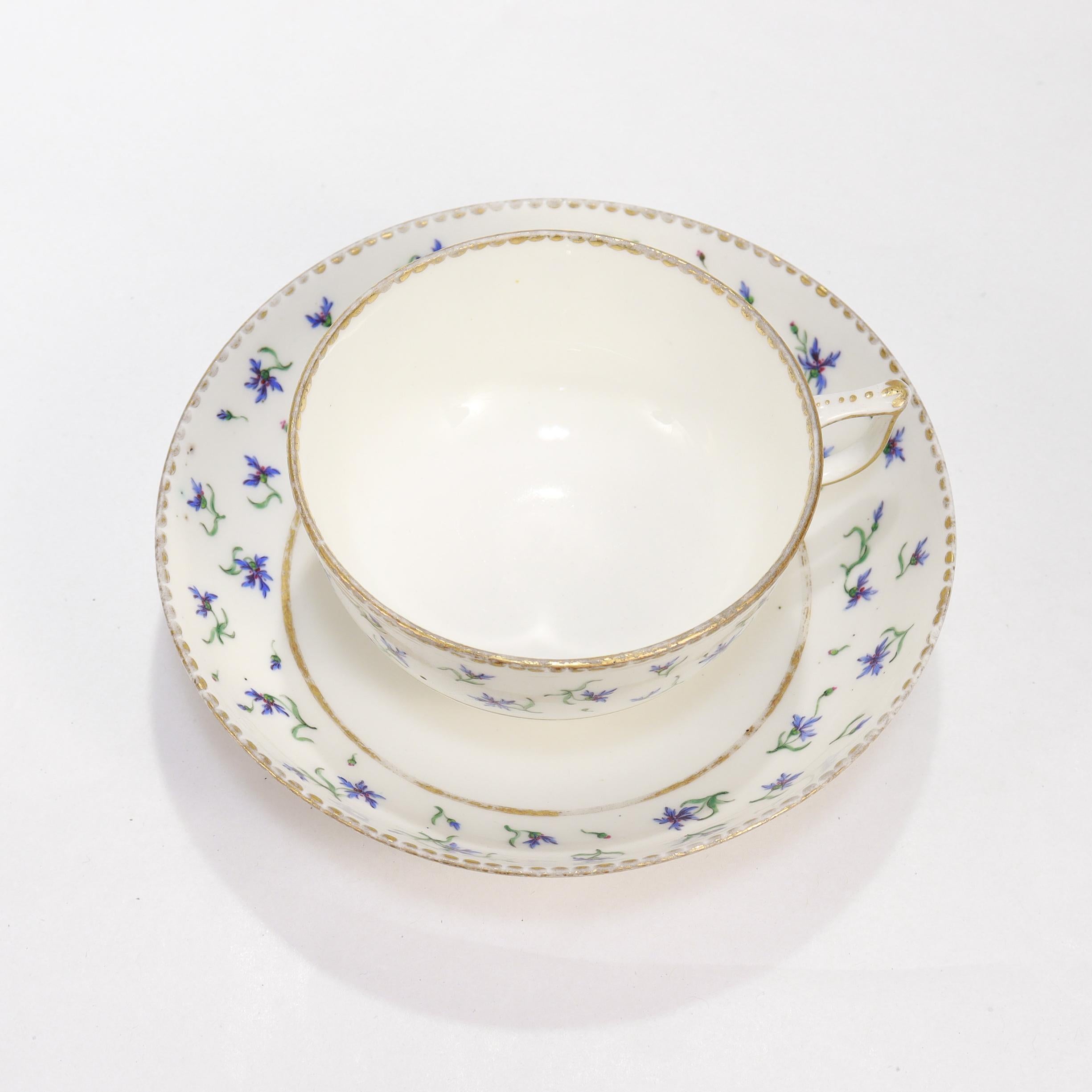Français Ancienne tasse et soucoupe en porcelaine de Sèvres signée du 18e siècle avec fleur de bleuet en vente