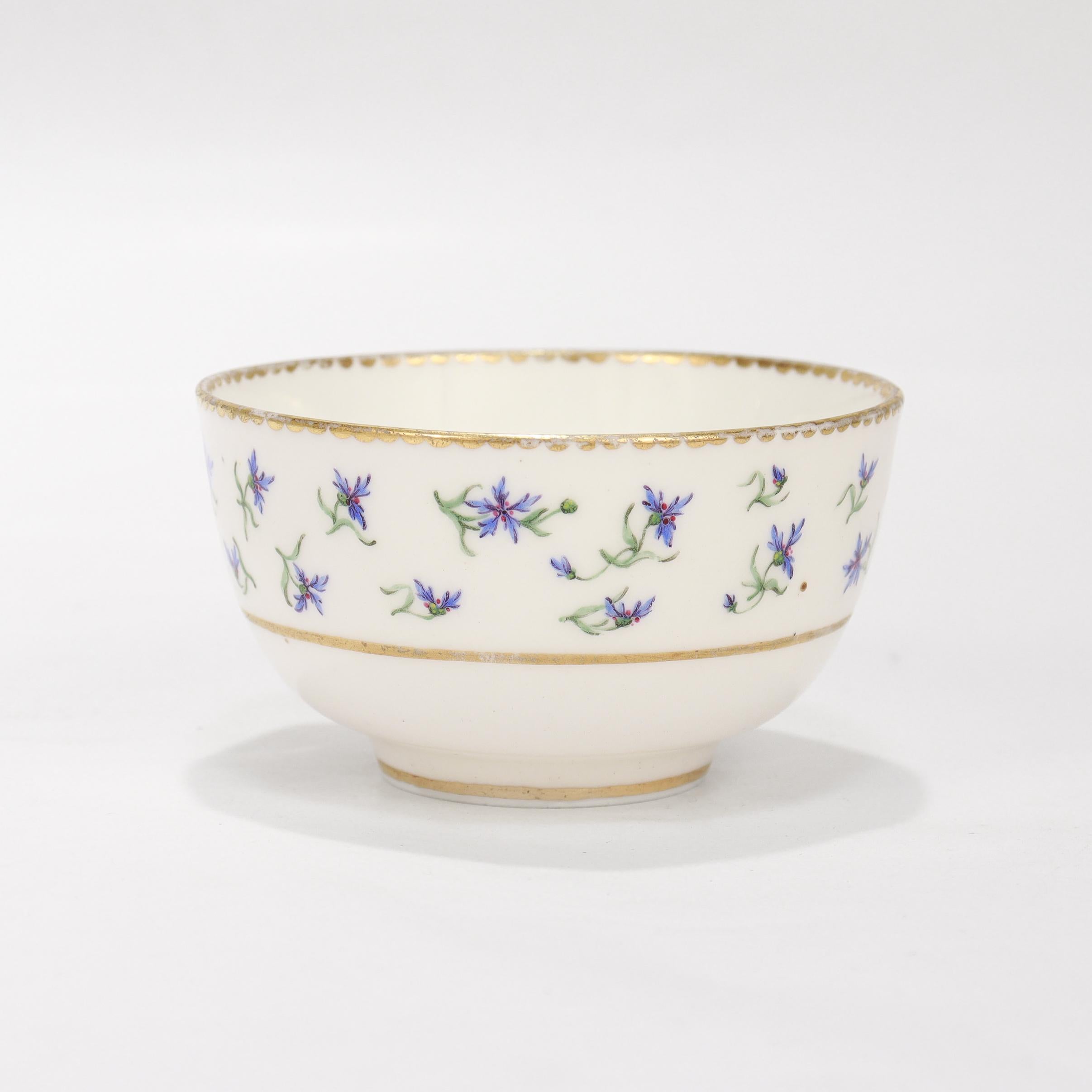 Ancienne tasse et soucoupe en porcelaine de Sèvres signée du 18e siècle avec fleur de bleuet en vente 2