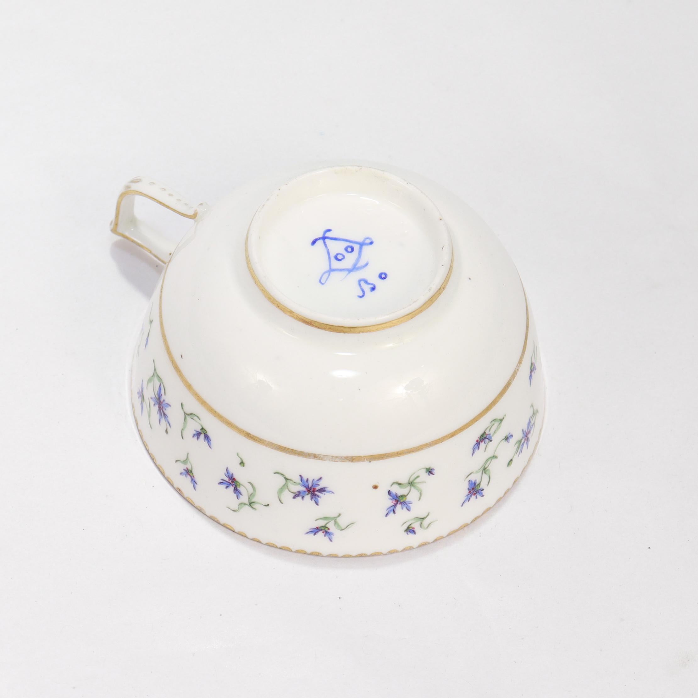 Ancienne tasse et soucoupe en porcelaine de Sèvres signée du 18e siècle avec fleur de bleuet en vente 3