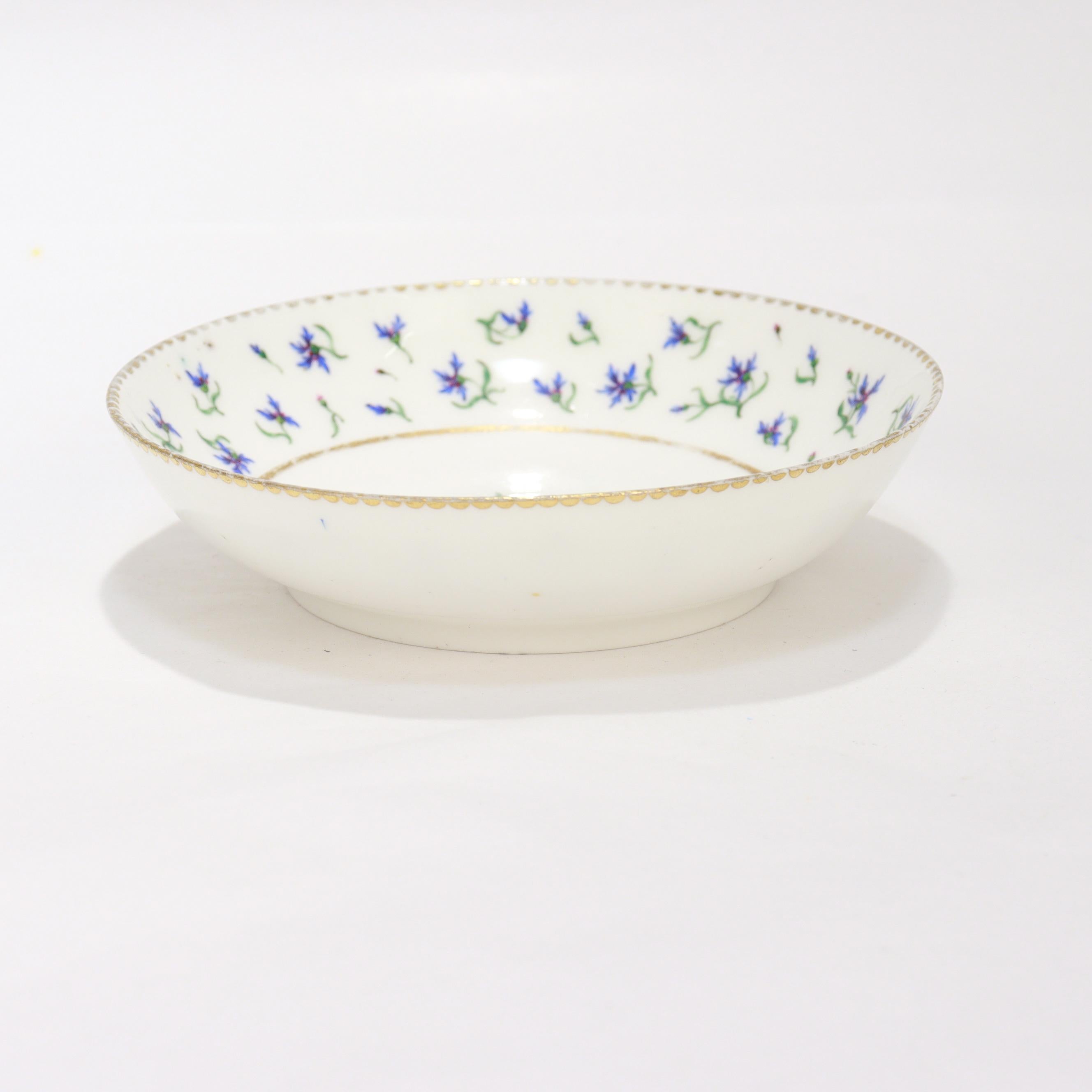 Ancienne tasse et soucoupe en porcelaine de Sèvres signée du 18e siècle avec fleur de bleuet en vente 5