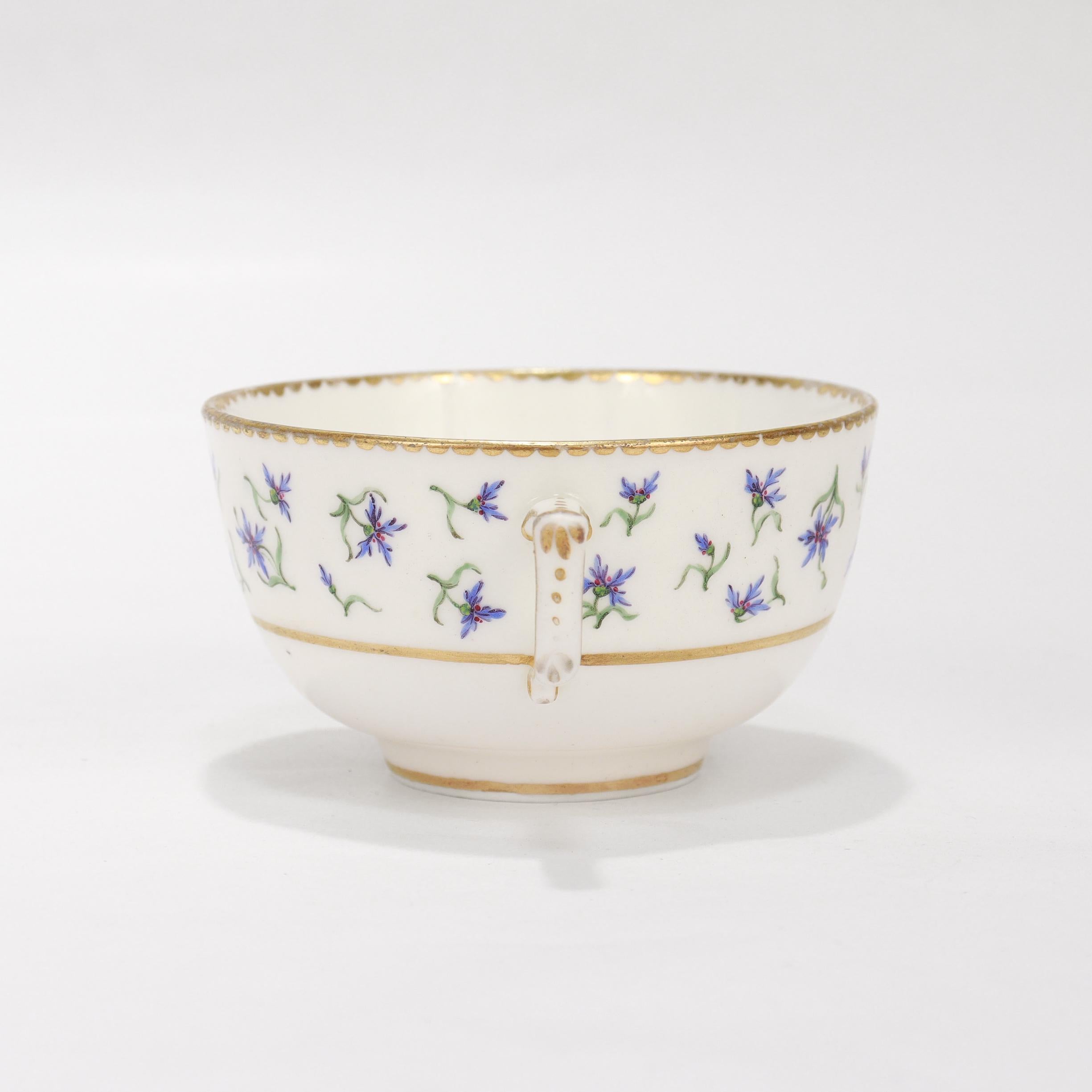 Porcelaine Ancienne tasse et soucoupe en porcelaine de Sèvres signée du 18e siècle avec fleur de bleuet en vente