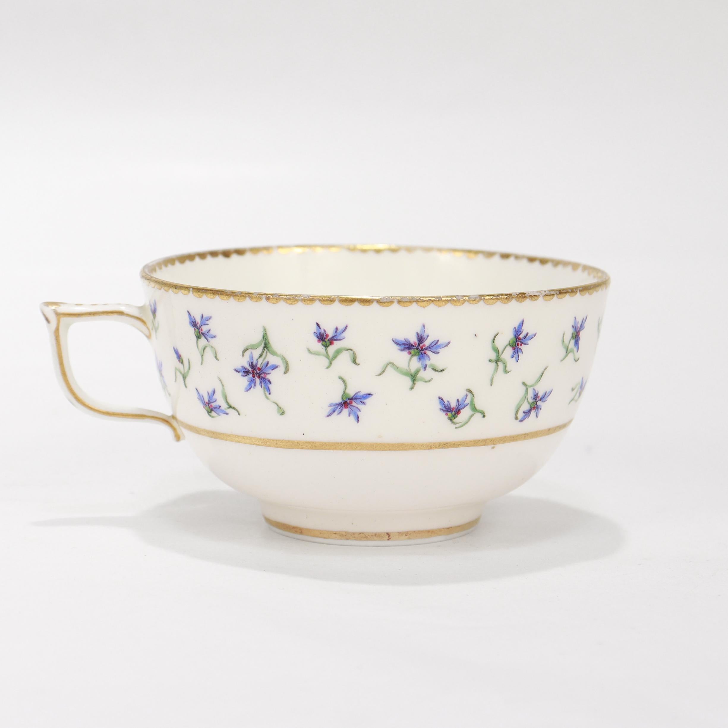 Ancienne tasse et soucoupe en porcelaine de Sèvres signée du 18e siècle avec fleur de bleuet en vente 1