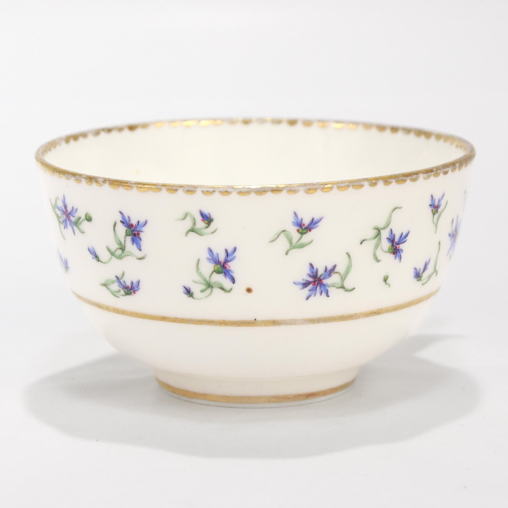 Ancienne tasse et soucoupe en porcelaine de Sèvres signée du 18e siècle avec fleur de bleuet en vente 11