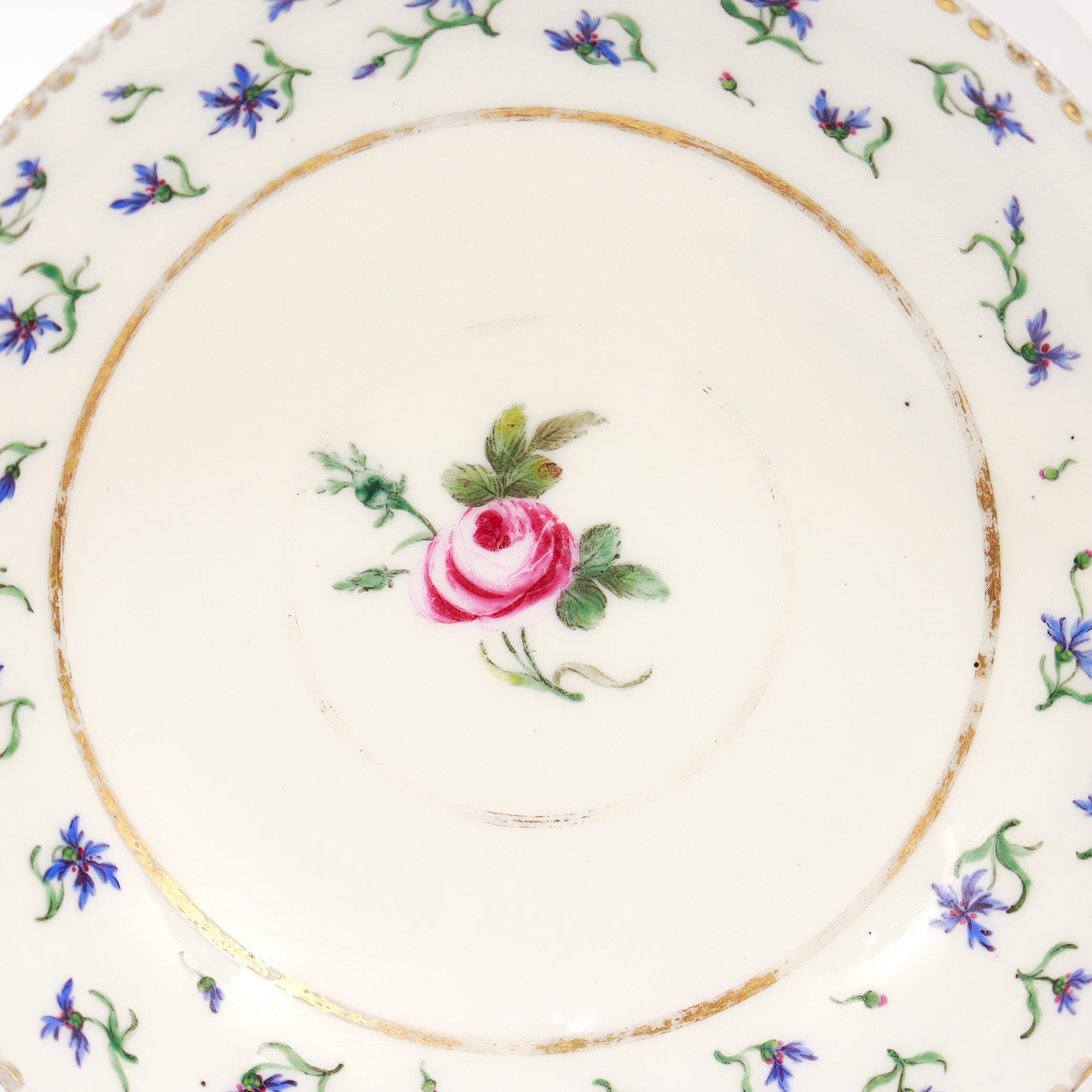 Ancienne tasse et soucoupe en porcelaine de Sèvres signée du 18e siècle avec fleur de bleuet en vente 10