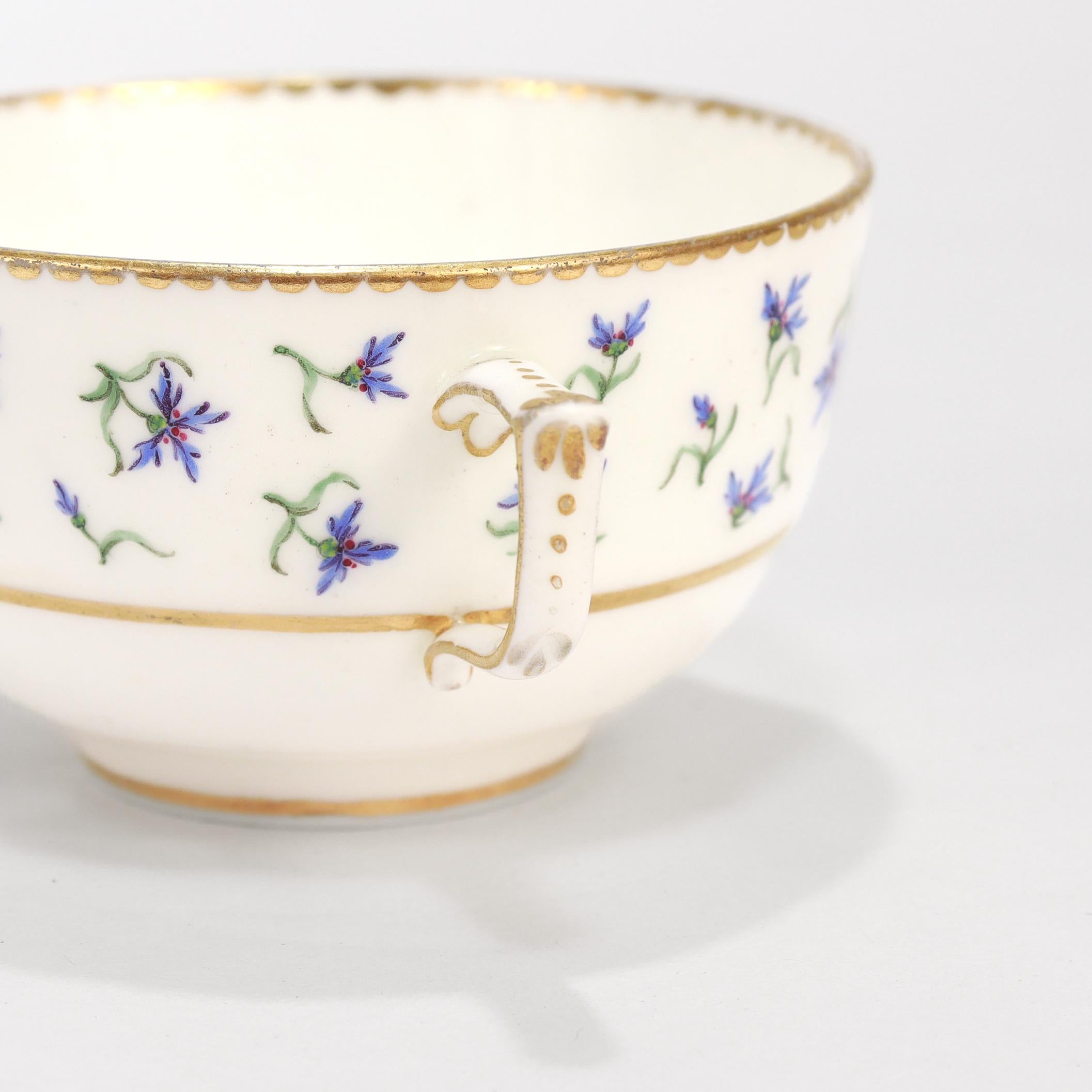 Ancienne tasse et soucoupe en porcelaine de Sèvres signée du 18e siècle avec fleur de bleuet en vente 12