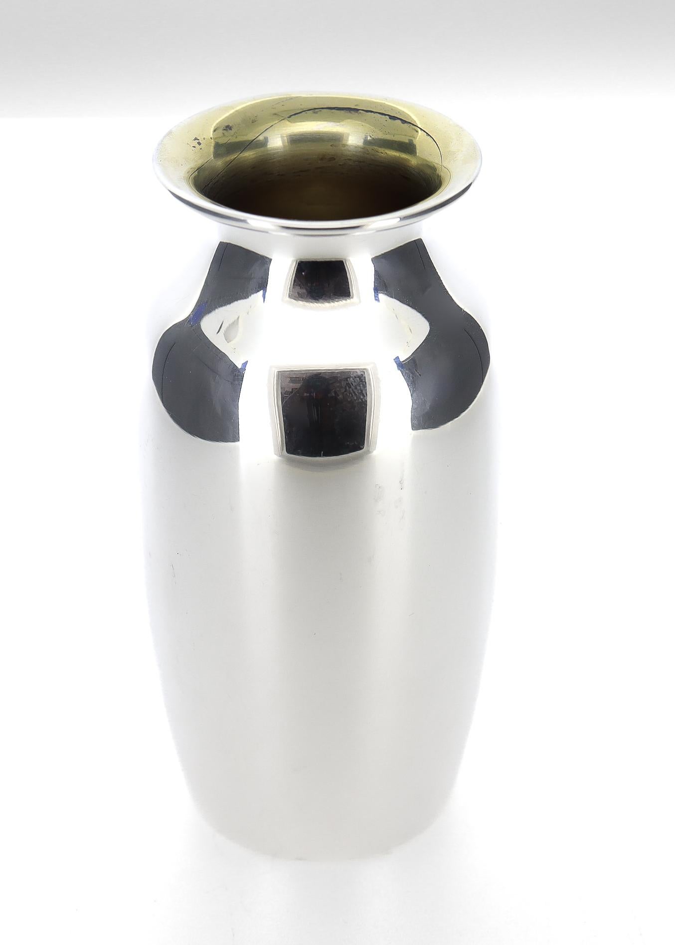 Vaso d'argento di piccole dimensioni.

In argento sterling.

Da Tiffany & Co.

Con un interno lavato in oro.

Con i marchi del produttore alla base.

Un design Tiffany semplicemente meraviglioso!

Data: 
20° secolo

Condizioni generali:
Nel