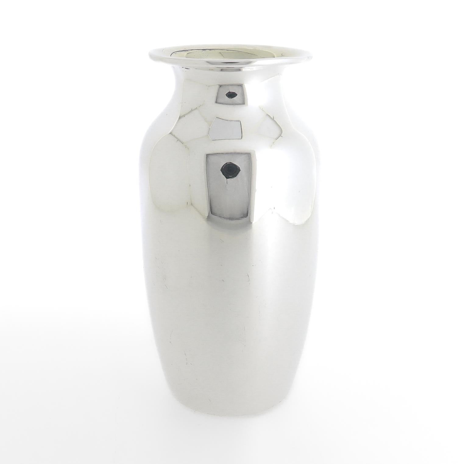 Moderno Tiffany & Co. Vaso da armadio di piccole dimensioni in argento sterling con interno dorato in vendita