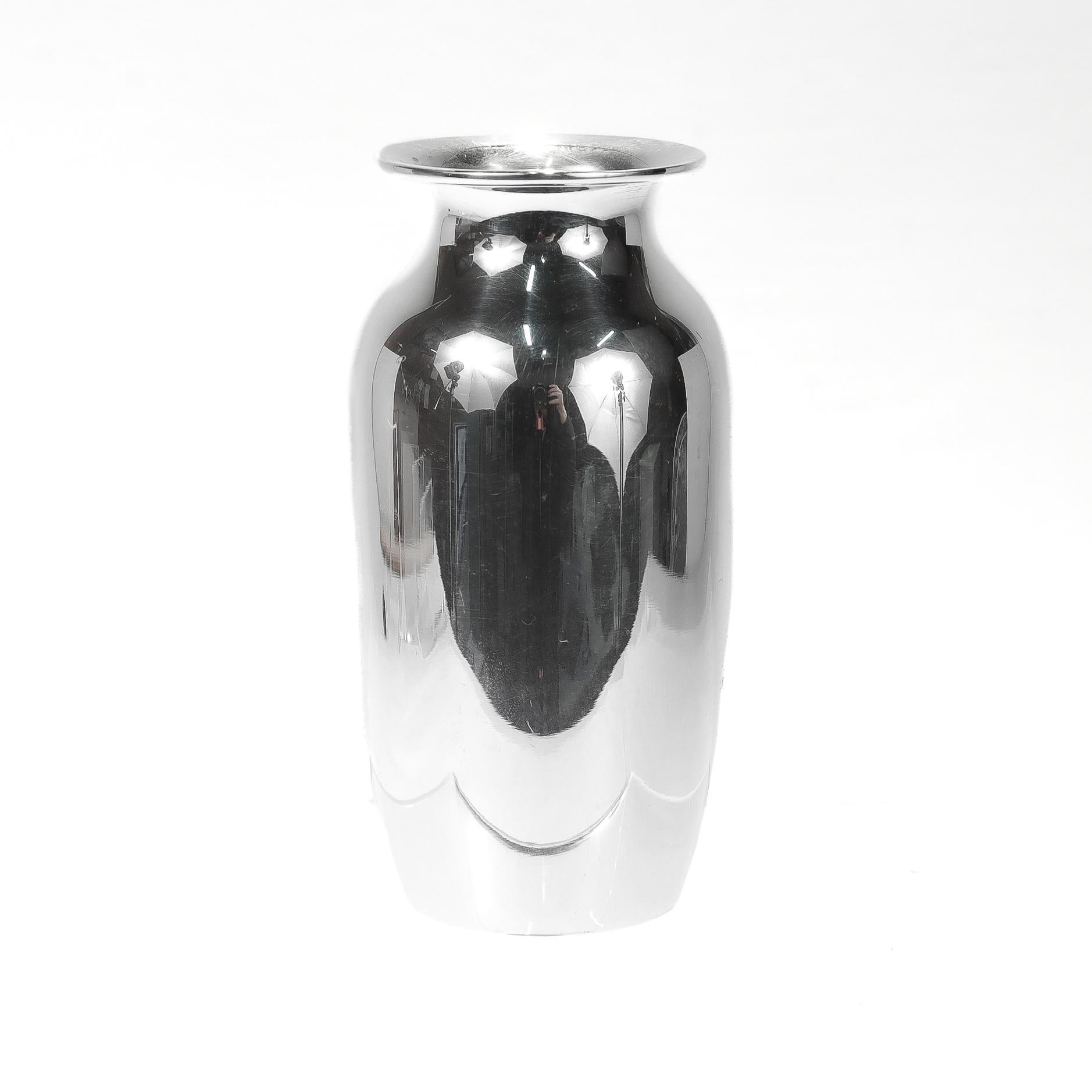 Italiano Tiffany & Co. Vaso da armadio di piccole dimensioni in argento sterling con interno dorato in vendita