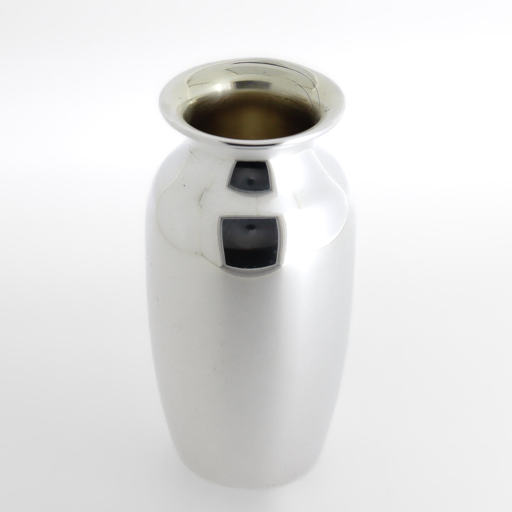 Dorato Tiffany & Co. Vaso da armadio di piccole dimensioni in argento sterling con interno dorato in vendita