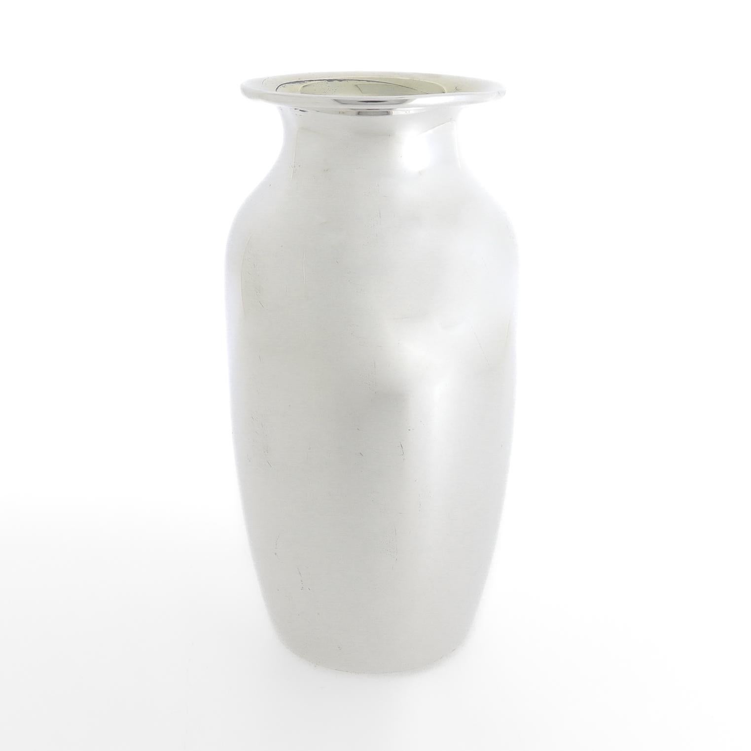 Tiffany & Co. Vaso da armadio di piccole dimensioni in argento sterling con interno dorato In condizioni buone in vendita a Philadelphia, PA