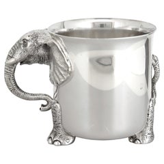 Tasse pour bébé vintage en forme d'éléphant, signée Rob Butler, réalisée en argent massif, provenant d'un banc figuratif