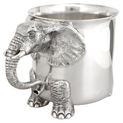 Tasse pour bébé vintage en forme d'éléphant, signée Rob Butler, réalisée en argent massif, provenant d'un banc figuratif