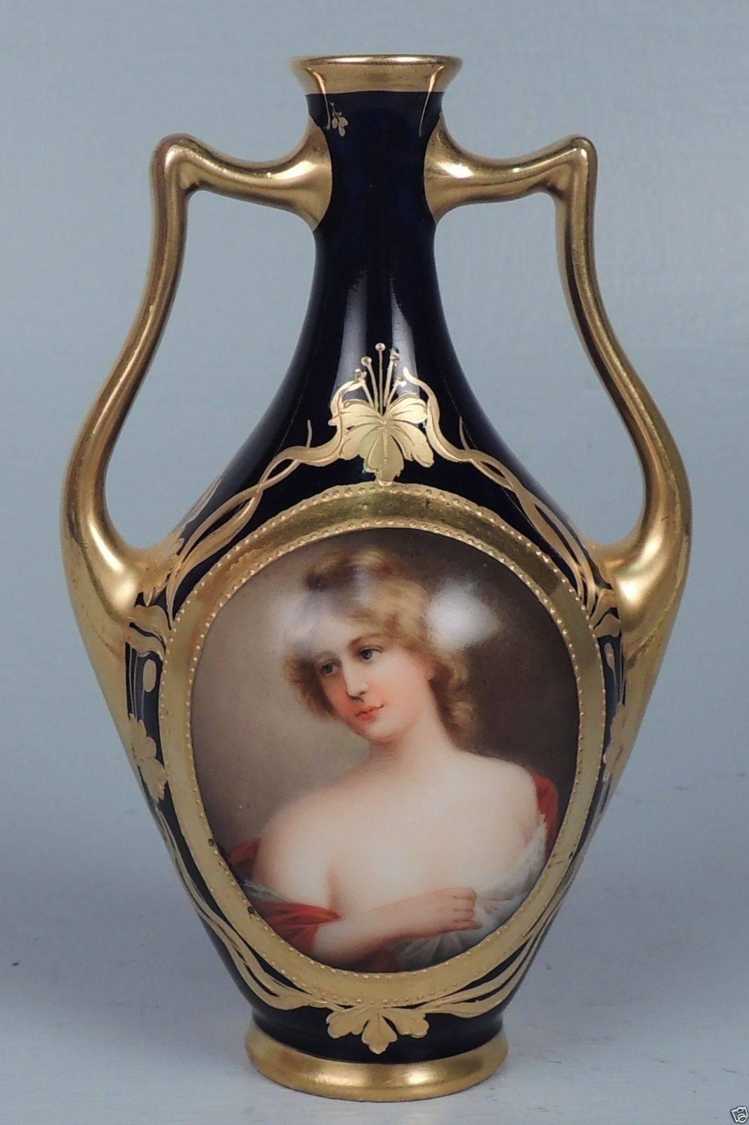 Antike Royal Vienna Porcelain Portrait- oder Kabinettvase Signiert Wagner (Österreichisch) im Angebot