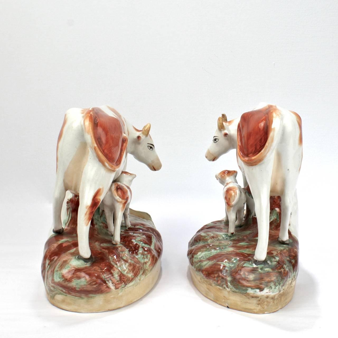 Abgestimmtes Paar Staffordshire-Töpferwaren Kuh & Kalb Figuren aus dem 19. (Gemalt)