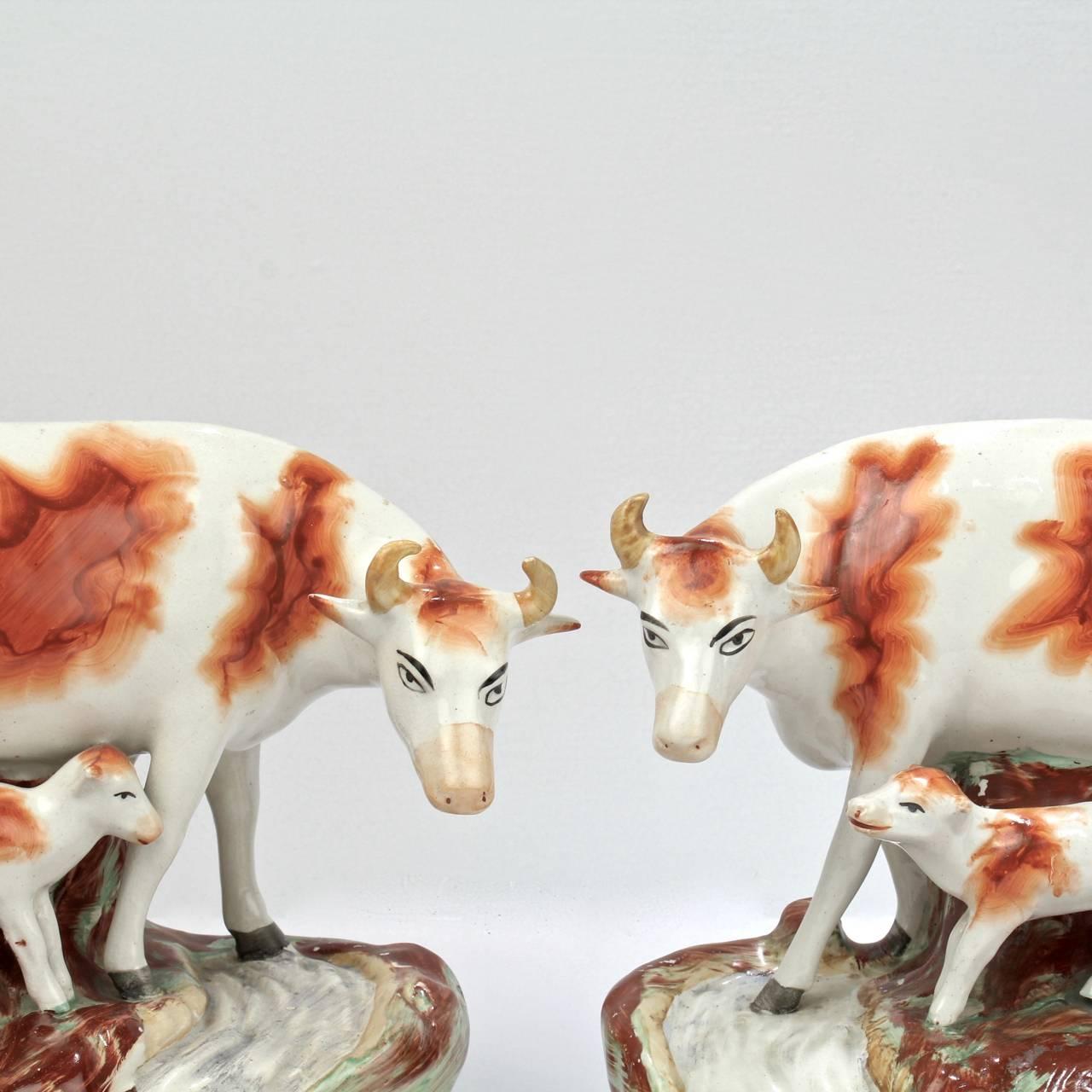 Poteries Paire assortie de figurines en poterie de Staffordshire du 19ème siècle en forme de vache et de veau