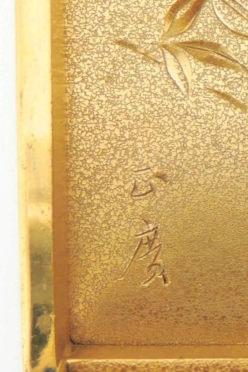 Eine schöne antike japanische Amita Damaszener Stahlbox des 20. Jahrhunderts.

Aus damasziertem Stahl mit Gold- und Silbereinlagen.

Auf dem Deckel der Schachtel sind vergoldete Darstellungen von Bambuspflanzen zu sehen, während die Seiten der