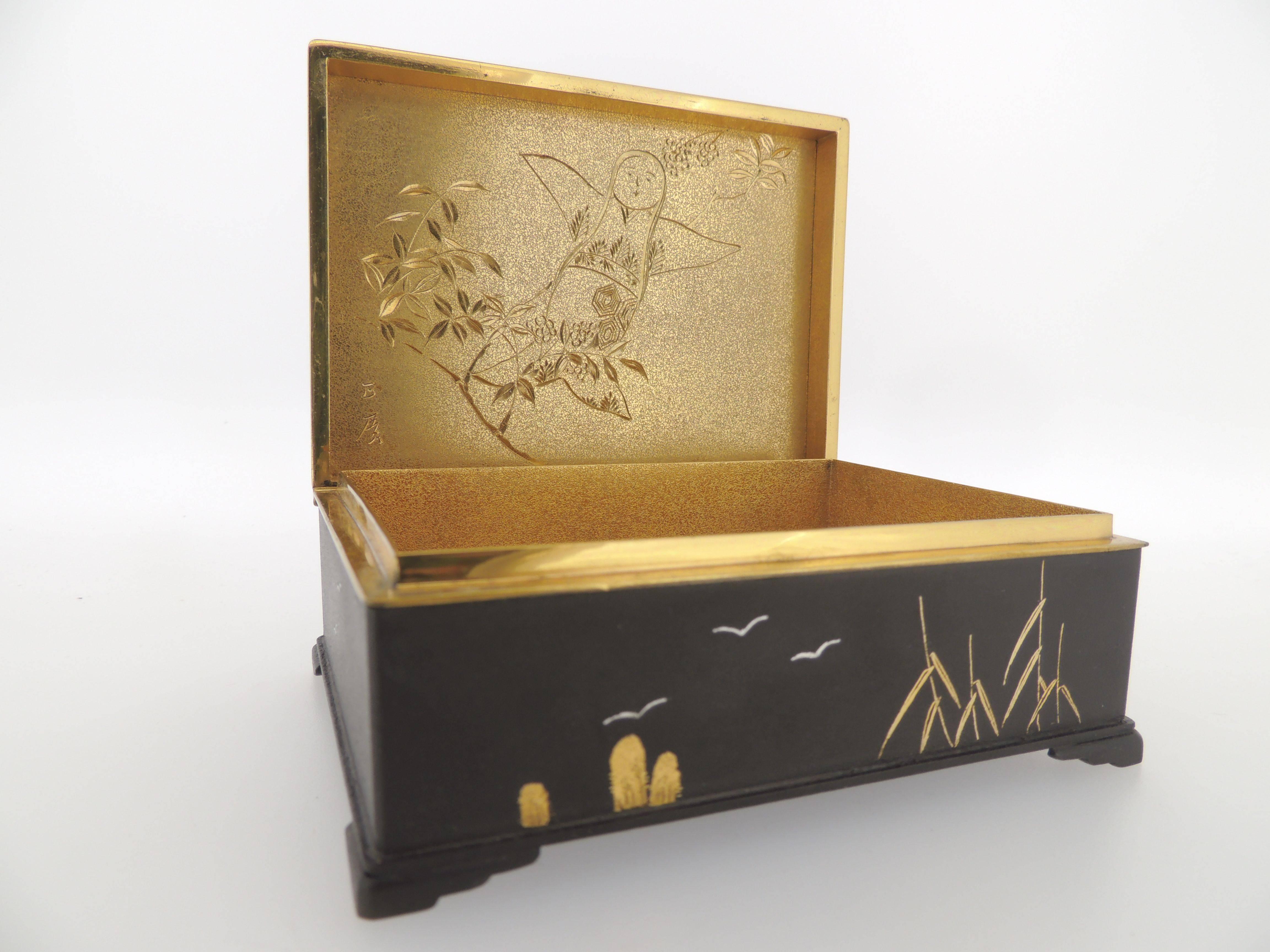 Signierte Shakudo Damascene-Schachtel aus japanischem Stahl mit Shimazu-Mond (Showa) im Angebot
