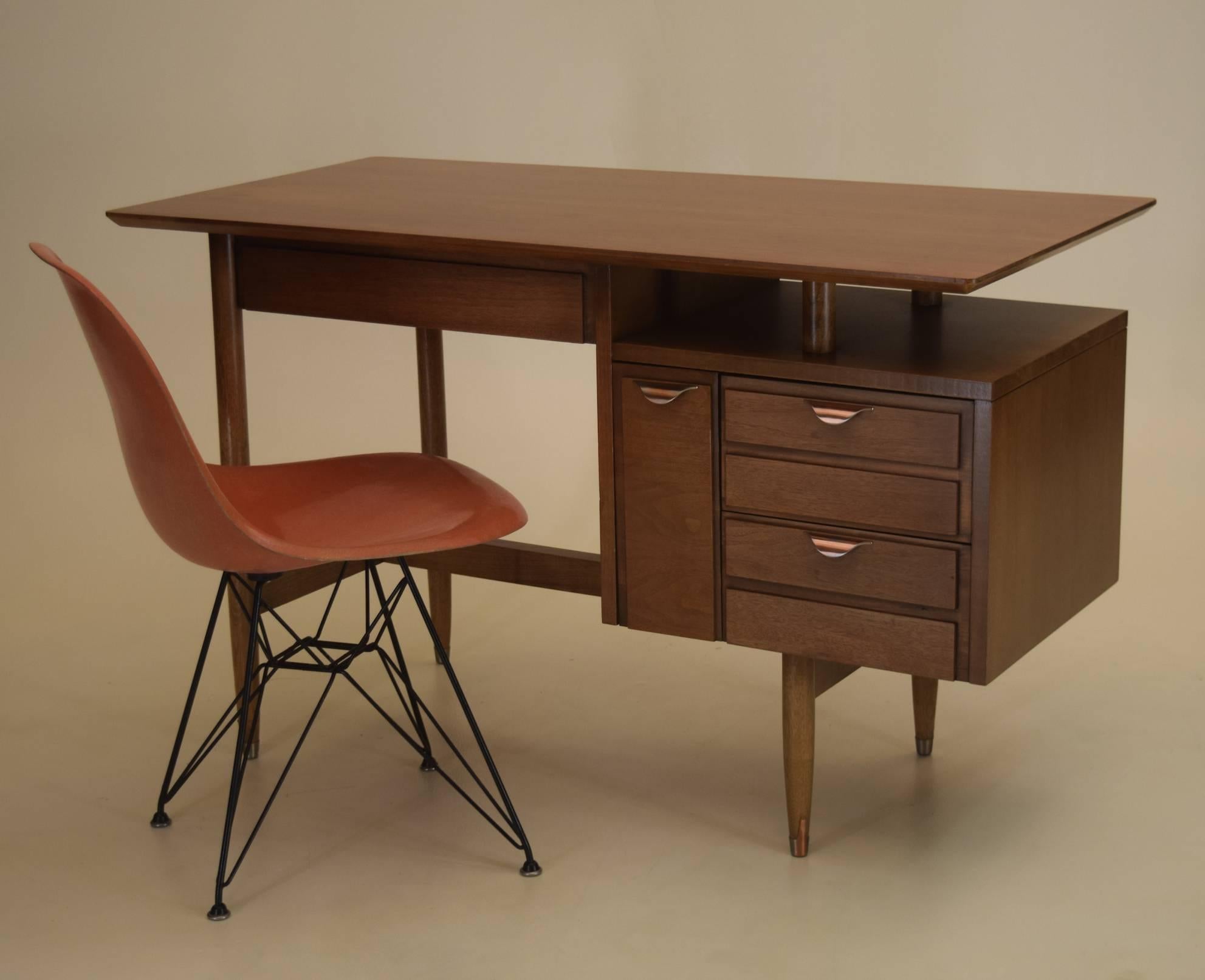 This brilliant table is ideal for the home office or study at only 4 feet wide and a modest depth of 2 feet. An excellent non-imposing size that is finished on the front and back with attention to detail clearly visible.

There are four drawers,