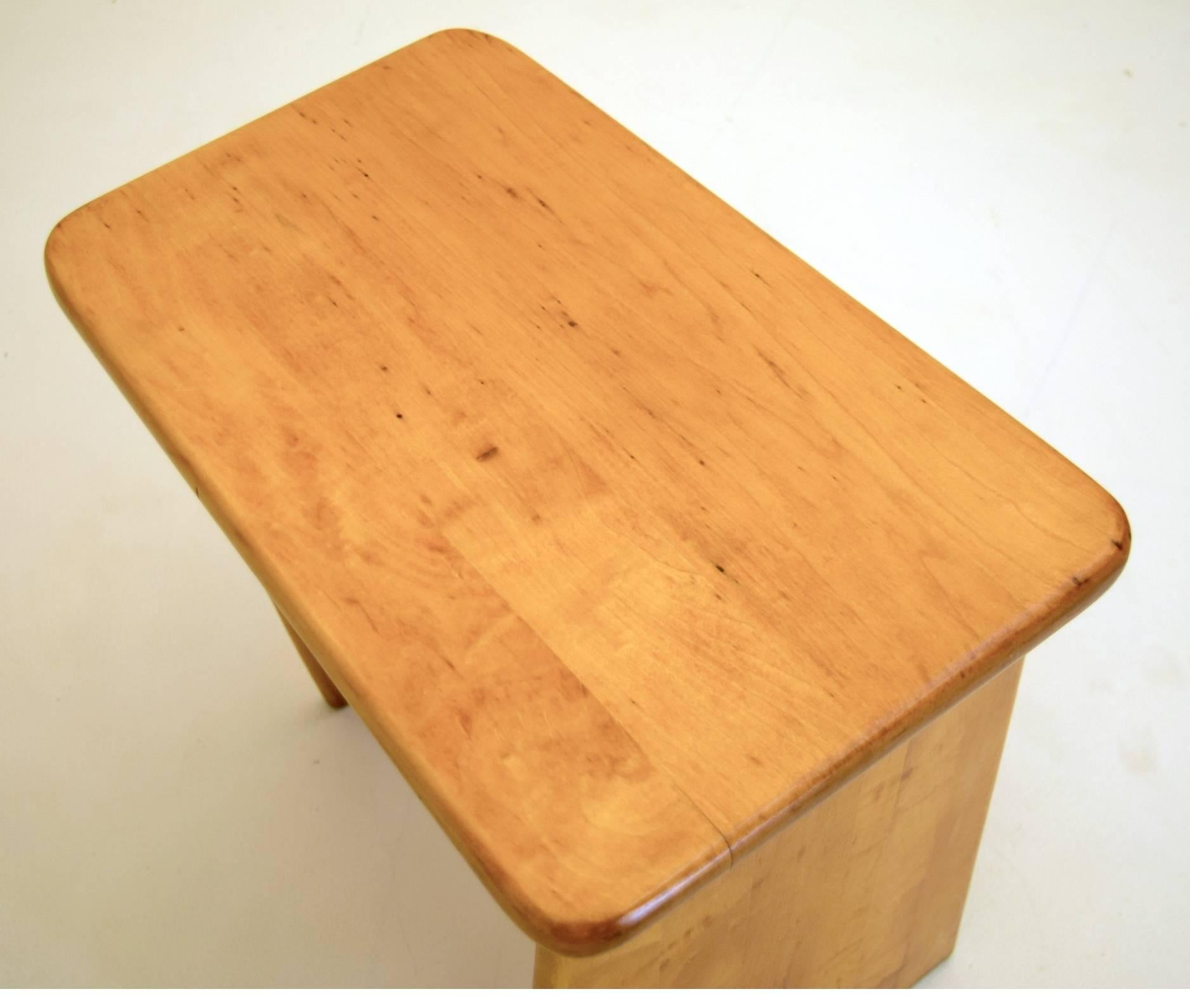 Modest Maple Stool in the Style of Isamu Noguchi and Gilbert Rohde In Excellent Condition In South Charleston, WV