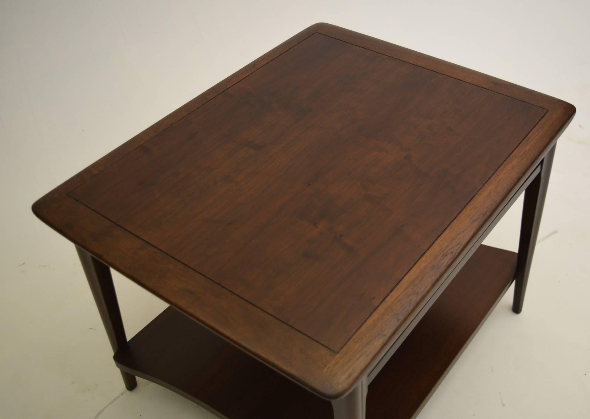 Tisch aus Nussbaumholz von Lane Altavista (Moderne der Mitte des Jahrhunderts) im Angebot