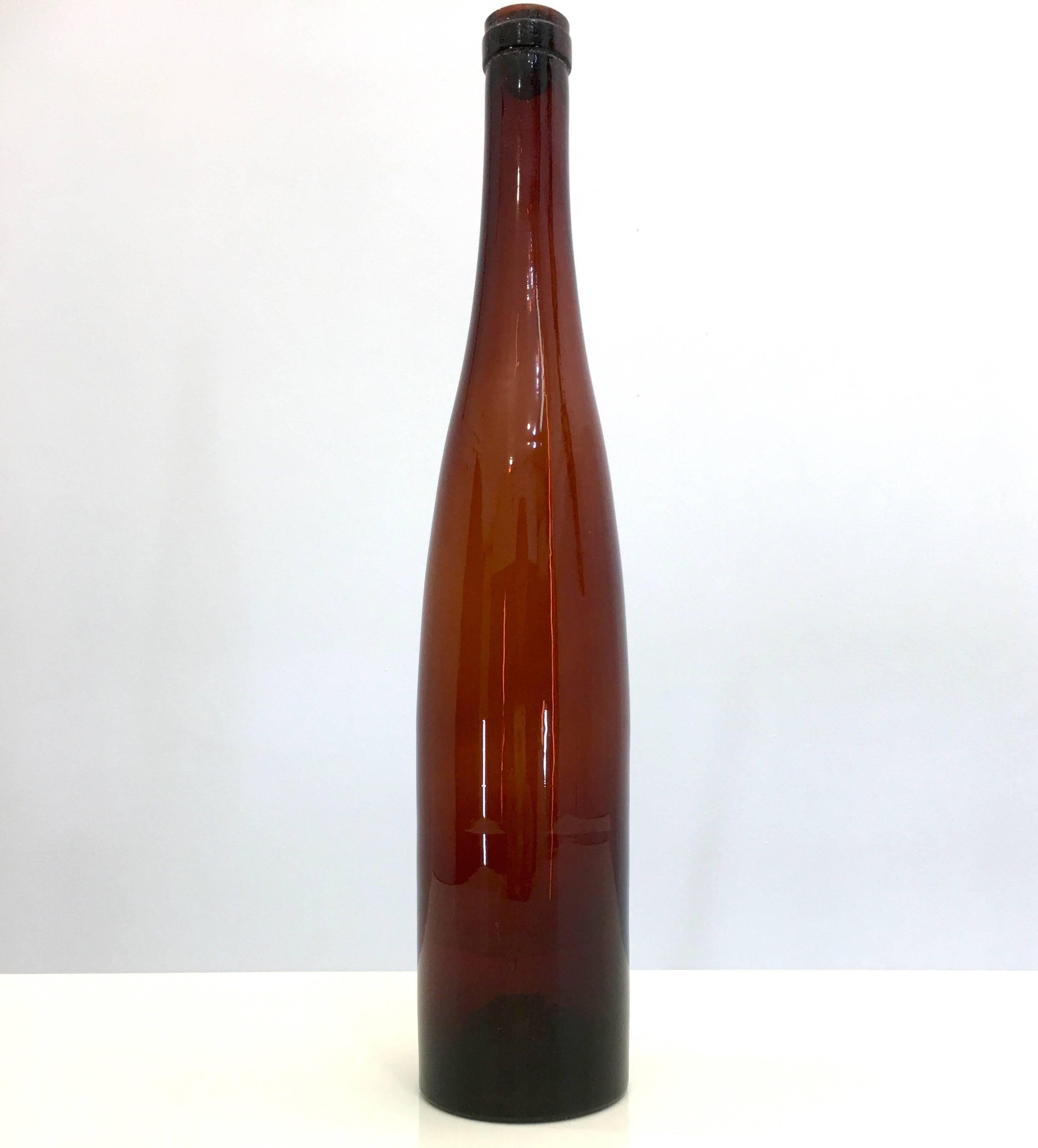 lampada con bottiglia di vino