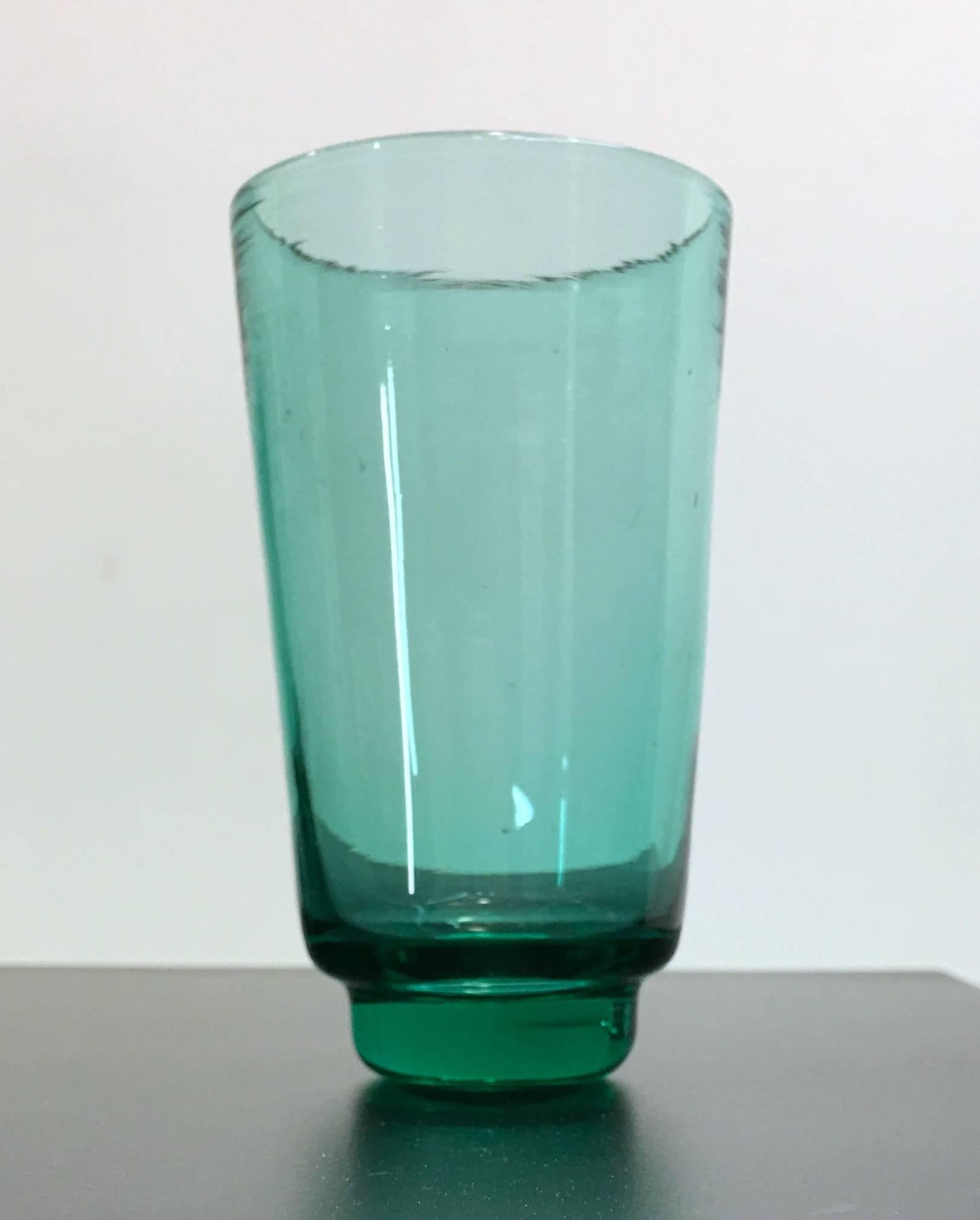 This unique set of unfooted tumblers by Winslow Anderson for Blenko was produced circa 1947 and is uncommon due to the unfooted nature of the tumblers.

In a sea green glass color all pieces are in excellent condition.

Measure: Glasses measure