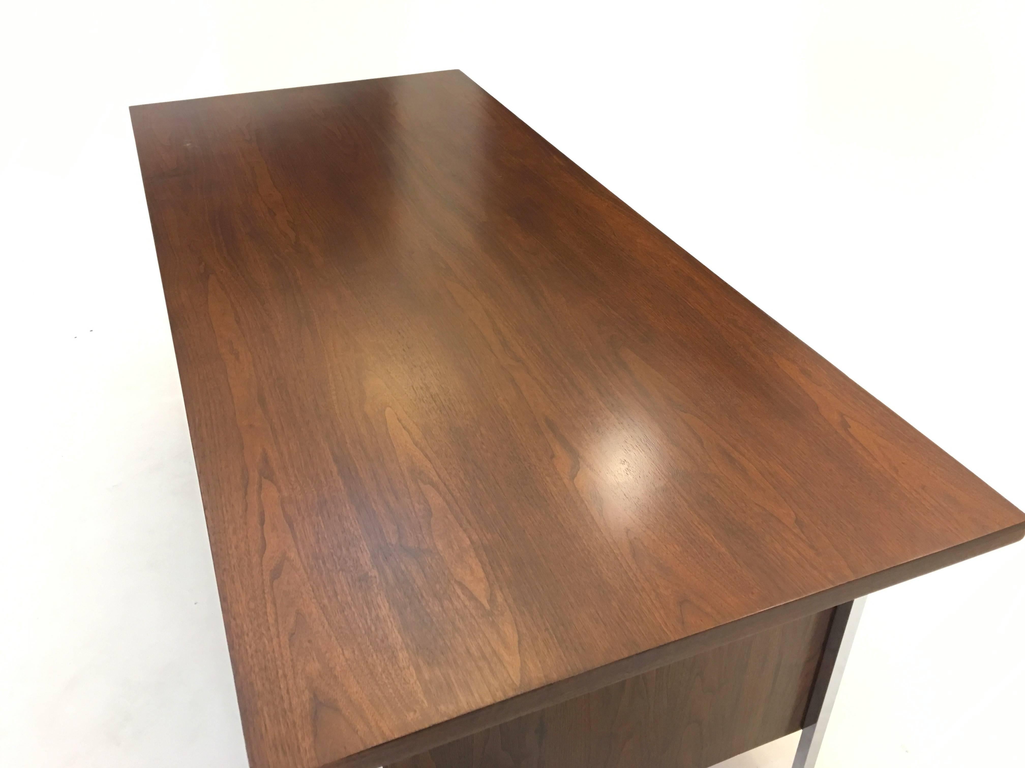 A very distinctive double pedestal executive desk with Minimalist design by Florence Knoll for Knoll Associates circa 1952. One of two by Knoll we have on offer, the other being a single pedestal desk.

Measures 28.75" tall, 72" wide and