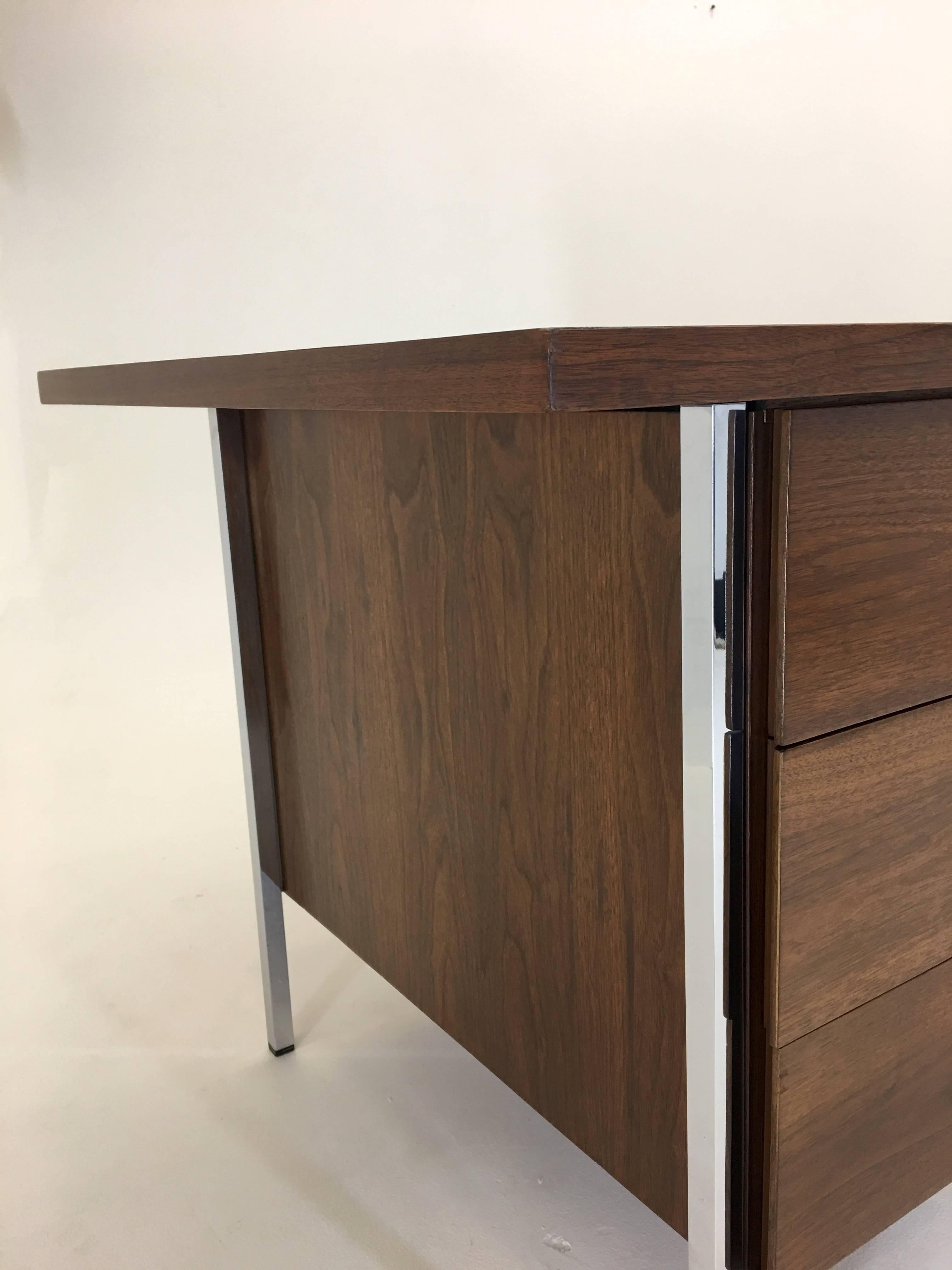  Exquisite 1952 Walnut Executive Desk by Florence Knoll for Knoll Associates In Excellent Condition In South Charleston, WV