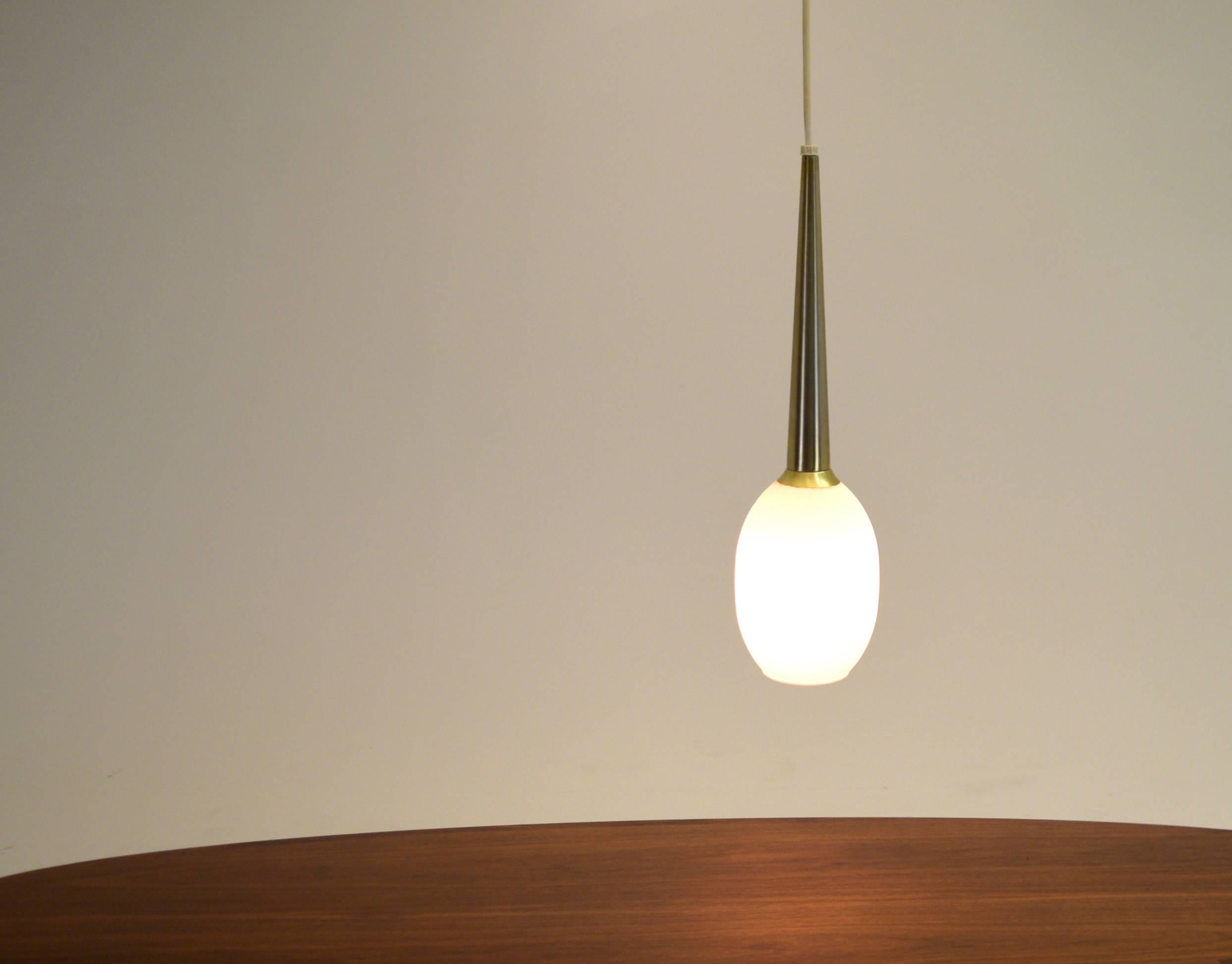 Mid-Century moderno Lampada a sospensione per sala da pranzo di Moe Lighting in vendita