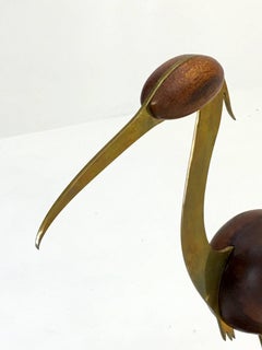 Escultura de sobremesa Grulla de latón y nogal de Bill Scott