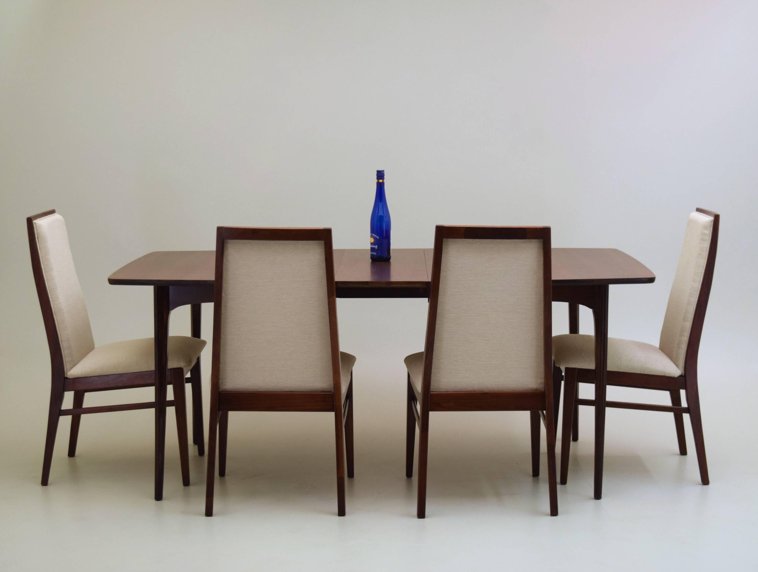 Walnut Dining Table with Extension Leaf In Excellent Condition In South Charleston, WV