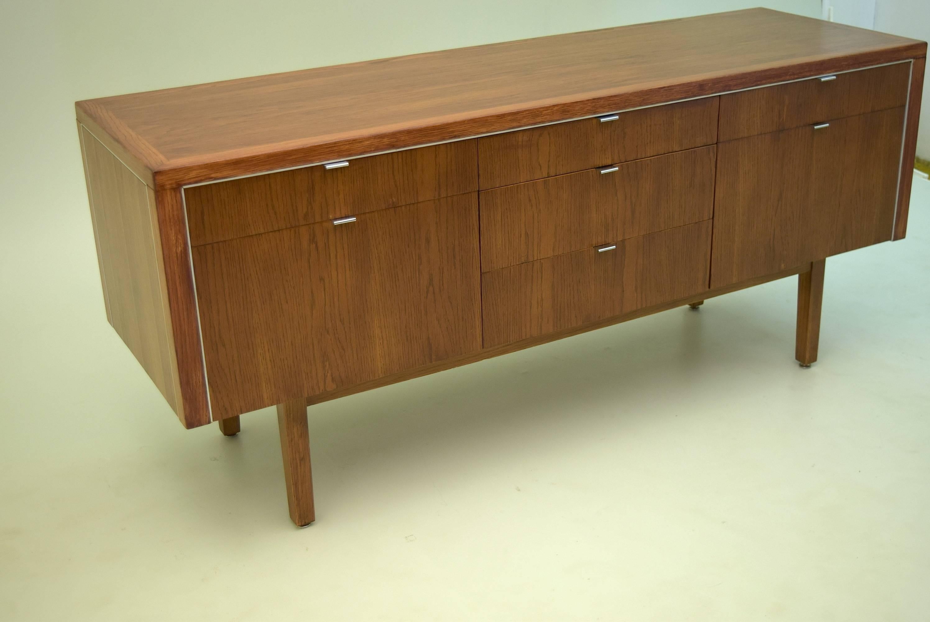 Oak Credenza Solid Wood by Division of Stow Davis, Davis Allen In Excellent Condition In South Charleston, WV