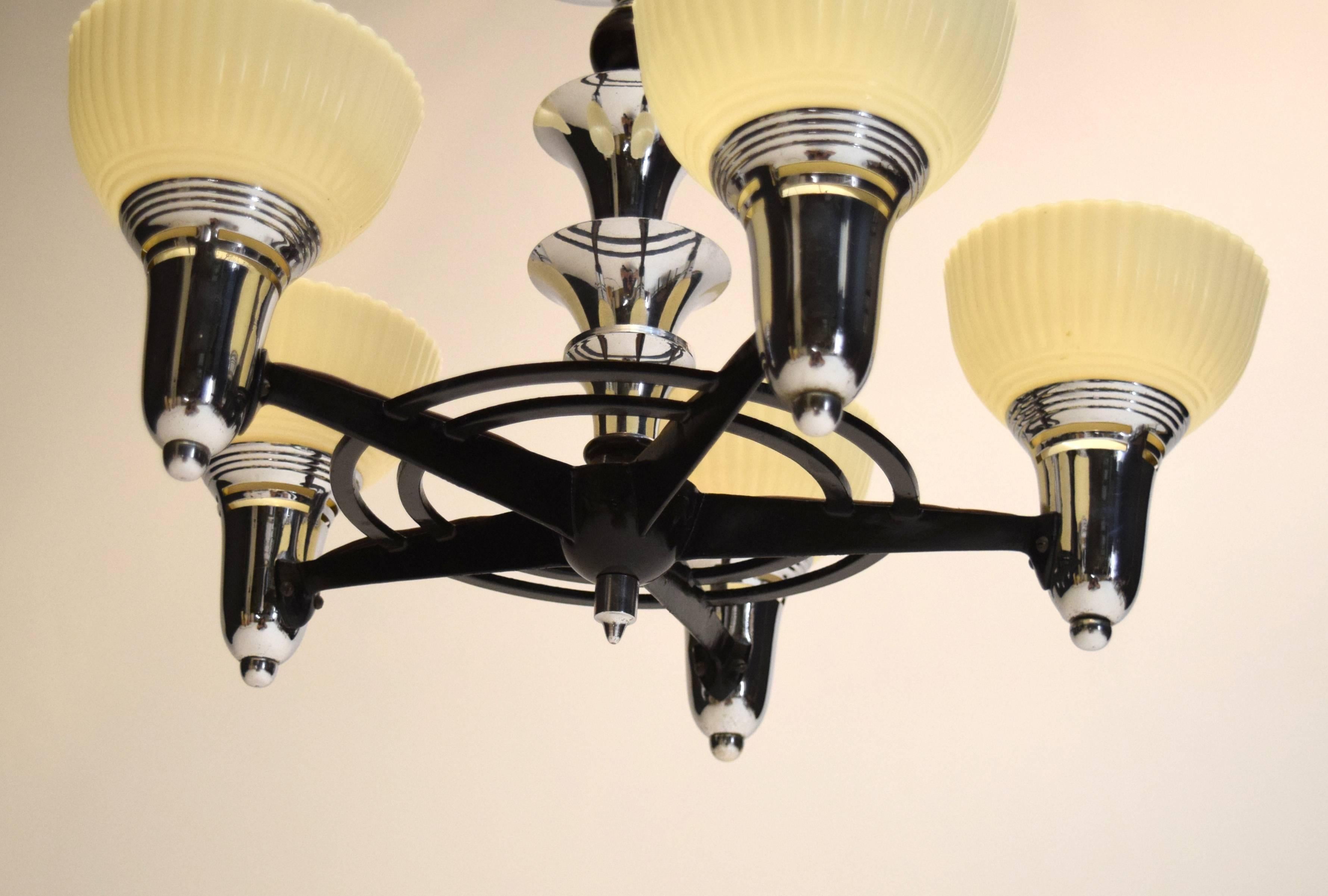Outstanding signed Art Deco chandelier.
Signed: Lightolier.

Chrome, glass and steel.

Measures: 19
