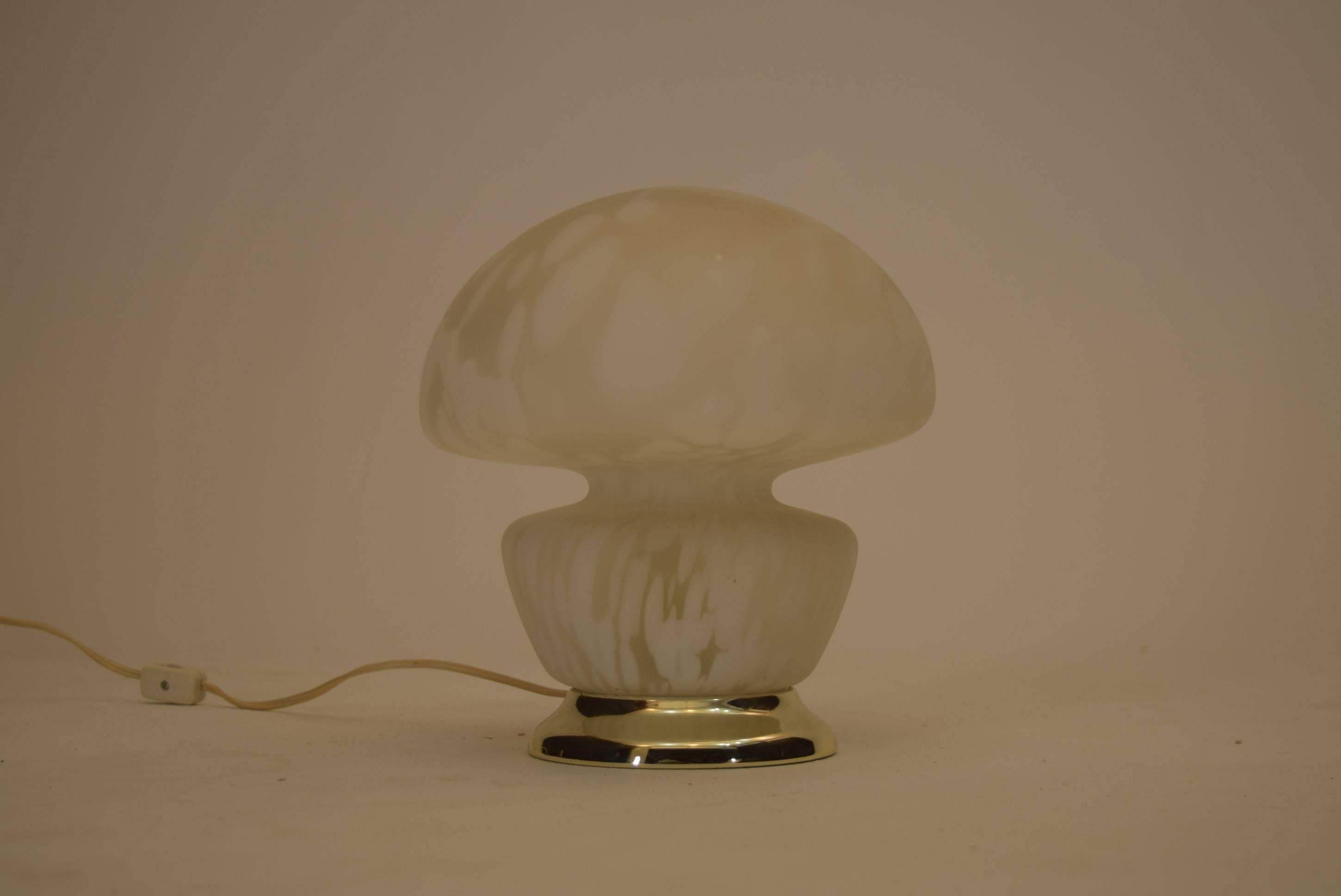
A lovely spotted mushroom lamp hand blown from Italy. The entire glass section is a singular piece of glass blown by the artist, possibly Vetri production, but unsigned.

The lamp shade clips off the brass base and bulbs of various wattages cash