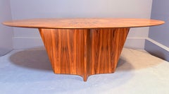 Mesa de comedor moderna de Aaron Saxton, disponible en cualquier tamaño, de la colección «Emergence»