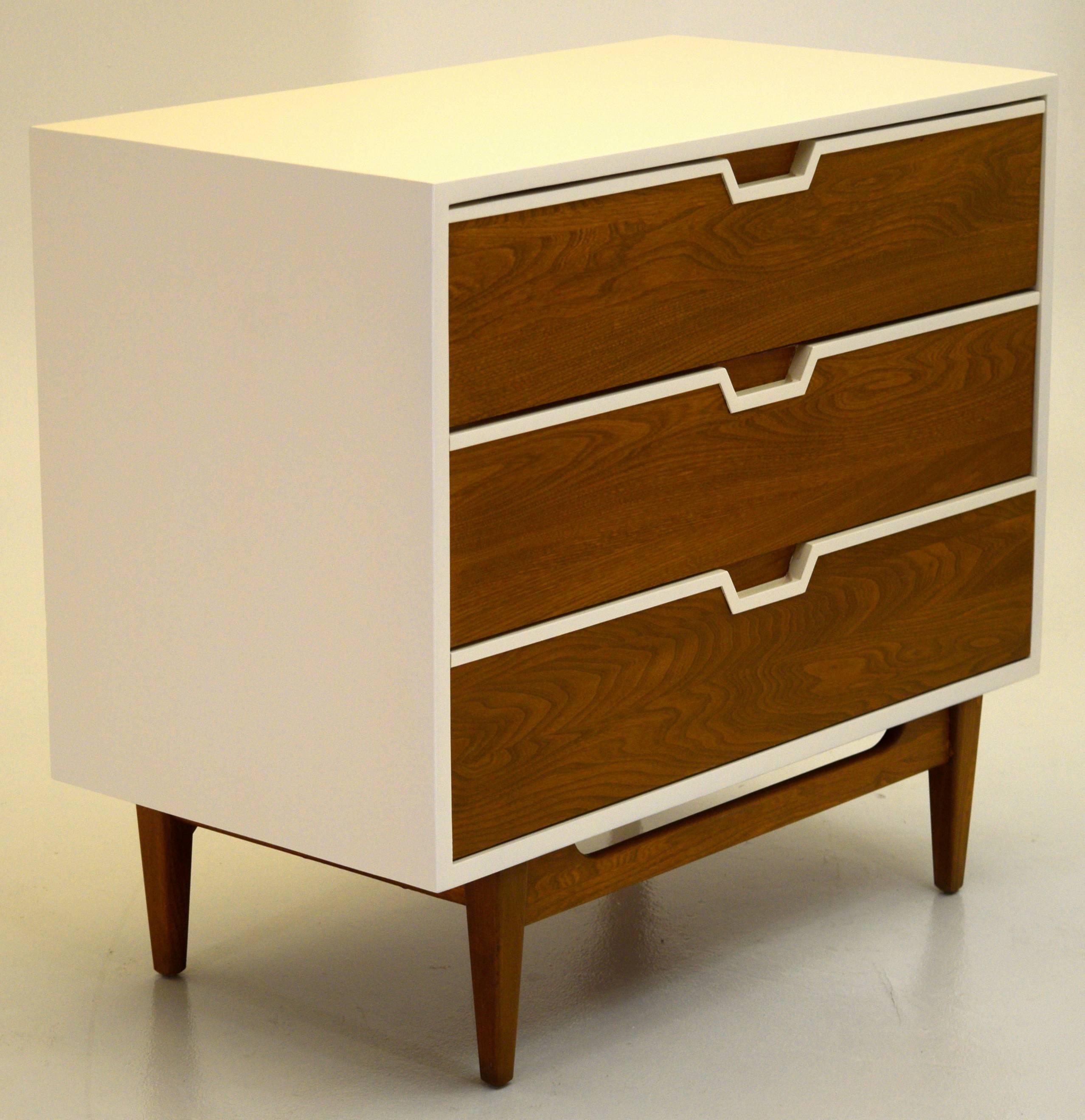 Pair of Petite Dressers in Ivory Lacquer In Excellent Condition In South Charleston, WV