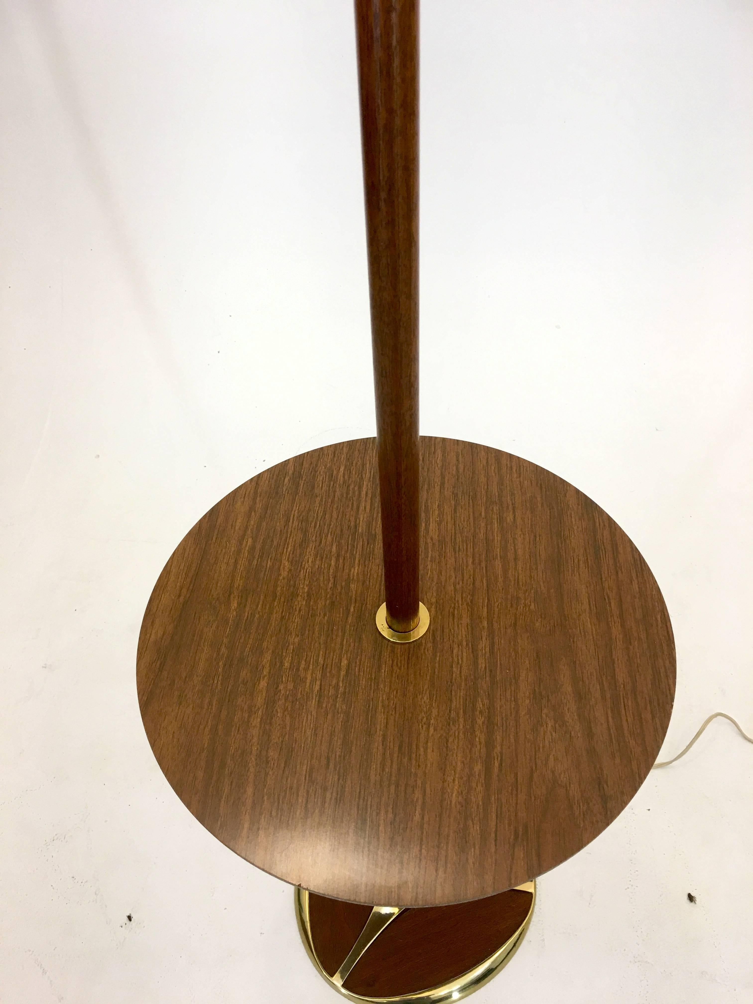 Walnut and Brass Floor Lamp with Floating Table by Laurel Lamp Company In Excellent Condition In South Charleston, WV