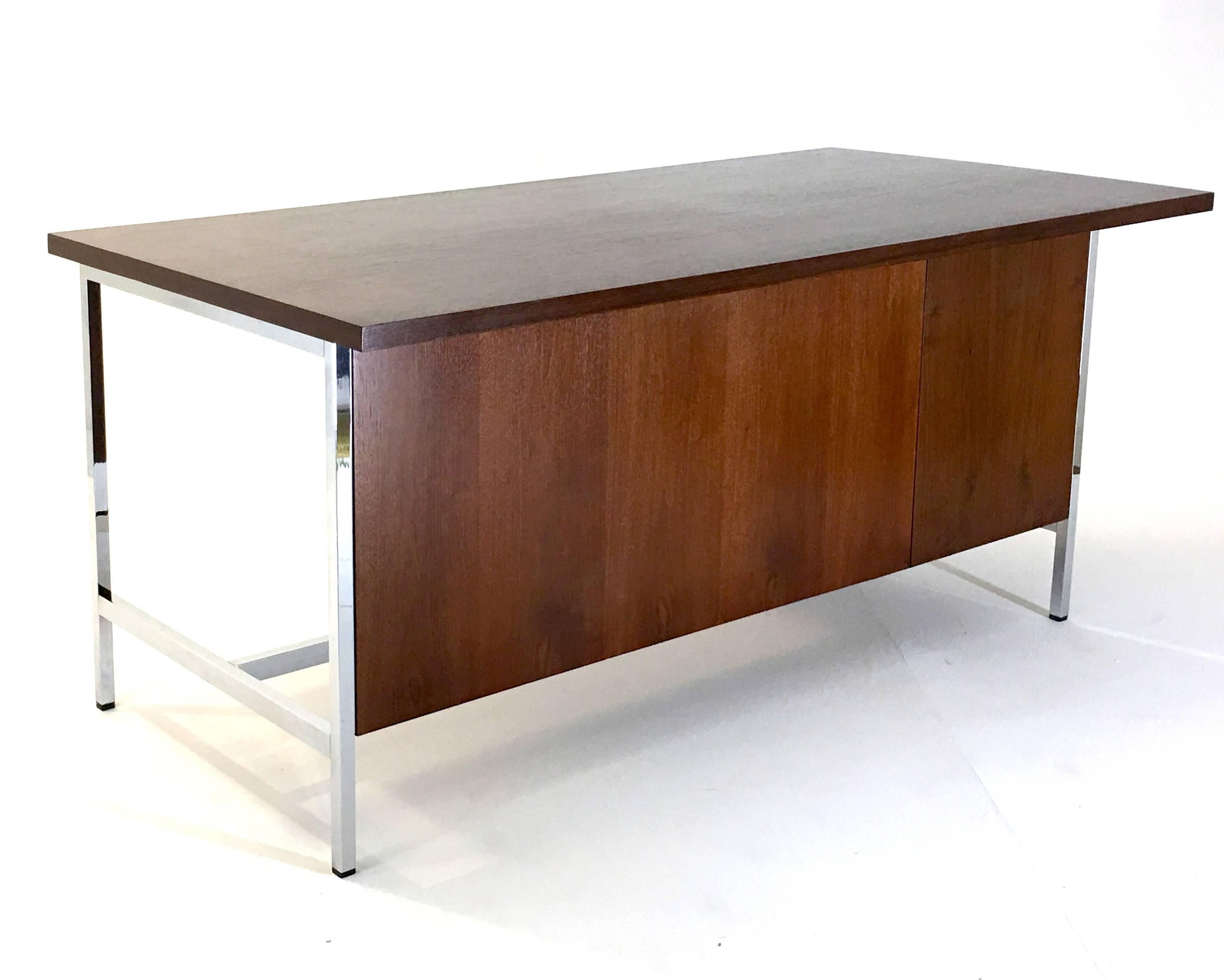 Mid-Century Modern Florence Knoll Executive Single Pedestal Desk in Walnut and Chrome