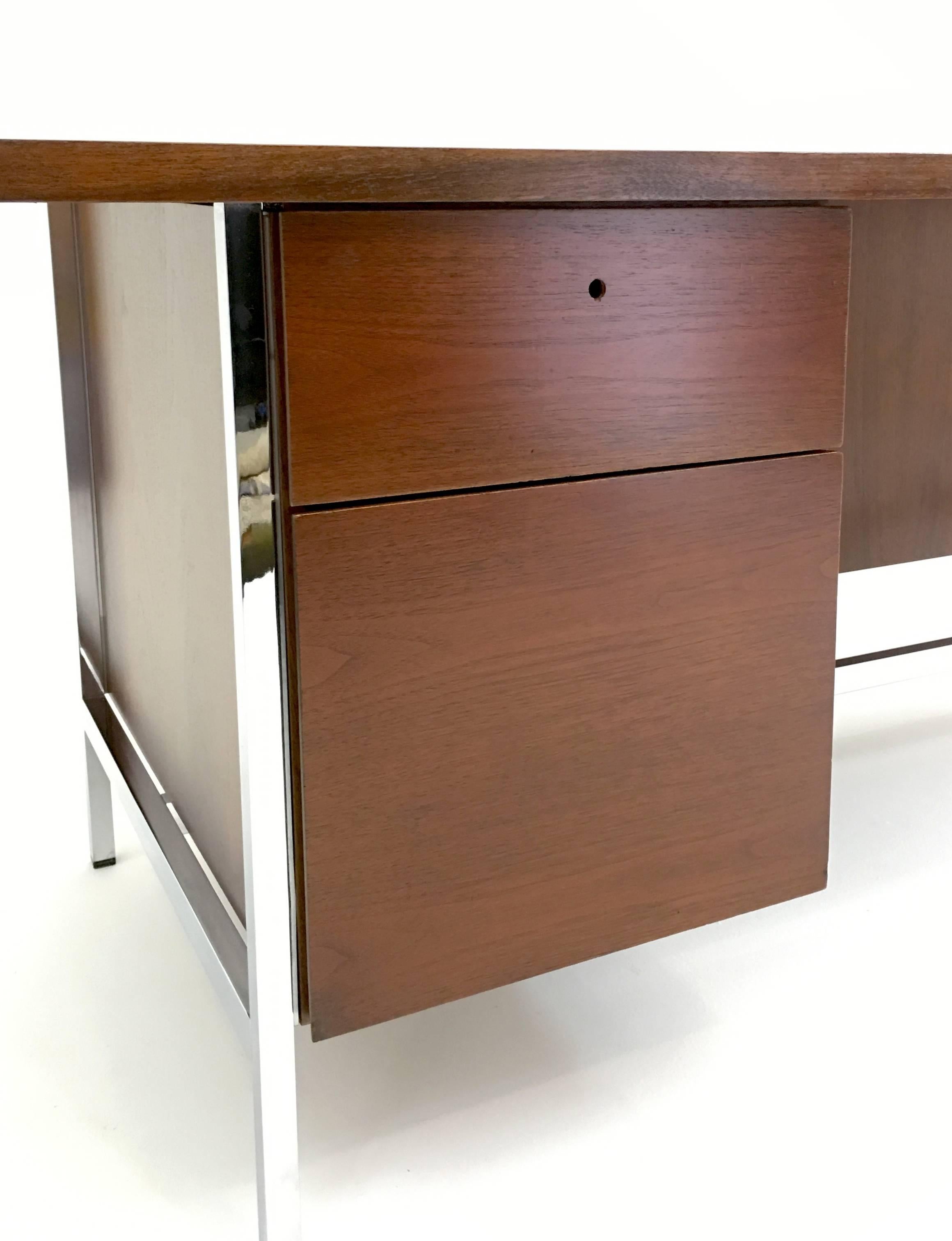 Florence Knoll Executive Single Pedestal Desk in Walnut and Chrome In Excellent Condition In South Charleston, WV