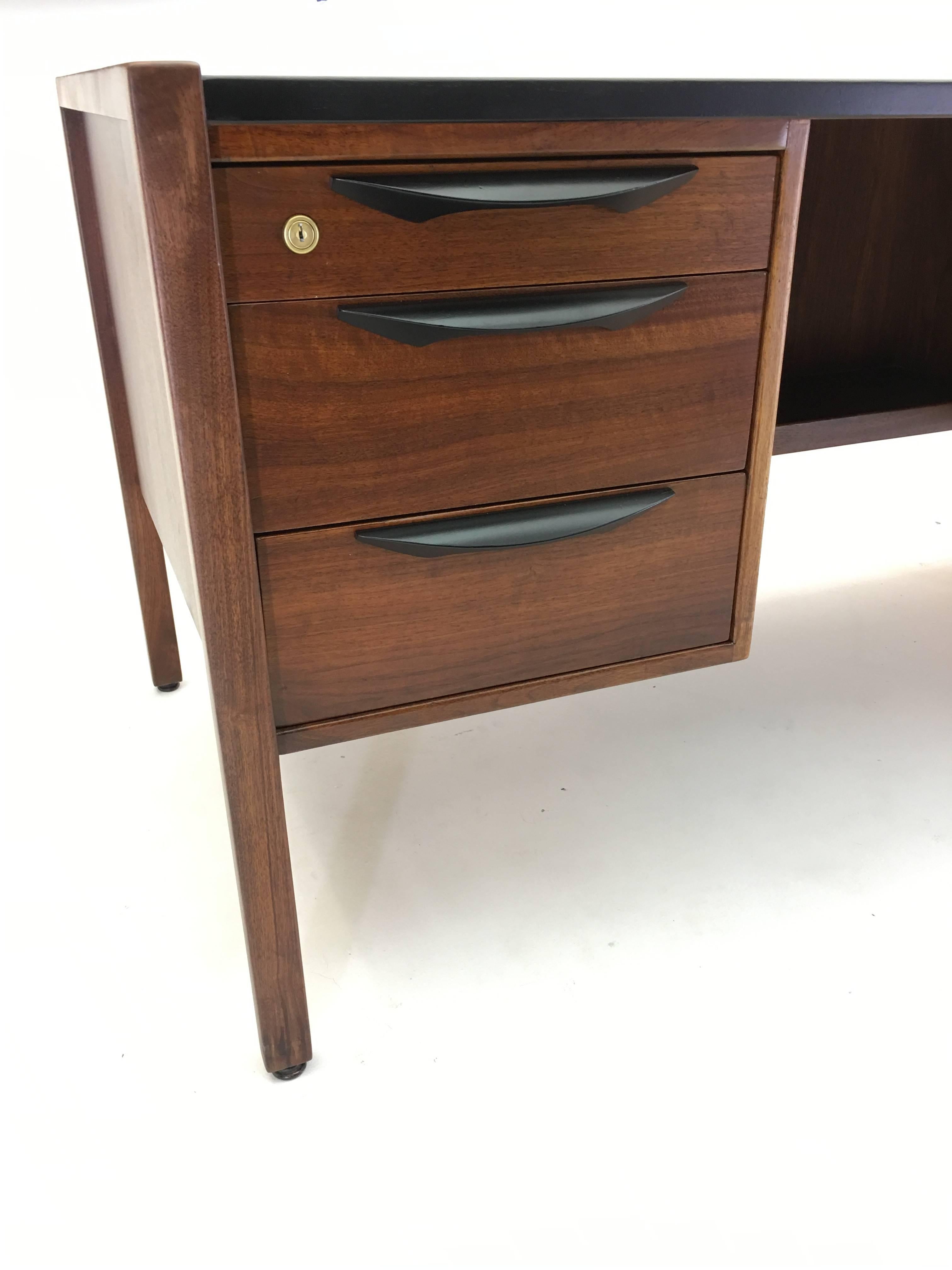 Bold Executive Desk and Chair by Jens Risom In Excellent Condition In South Charleston, WV