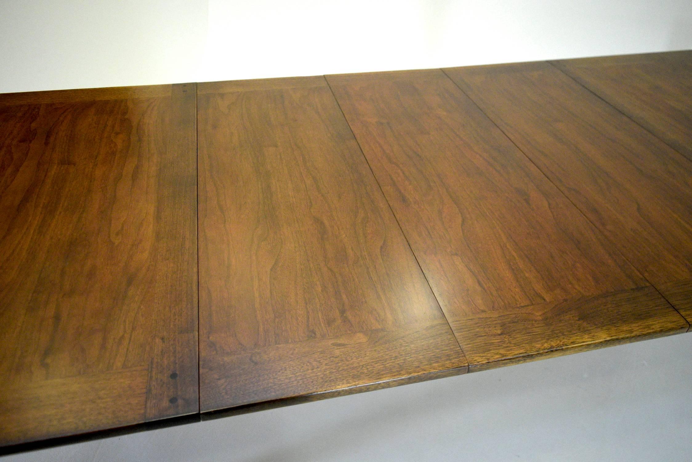Walnut Dining Table Edward Wormley for Dunbar Janus Collection In Excellent Condition In South Charleston, WV