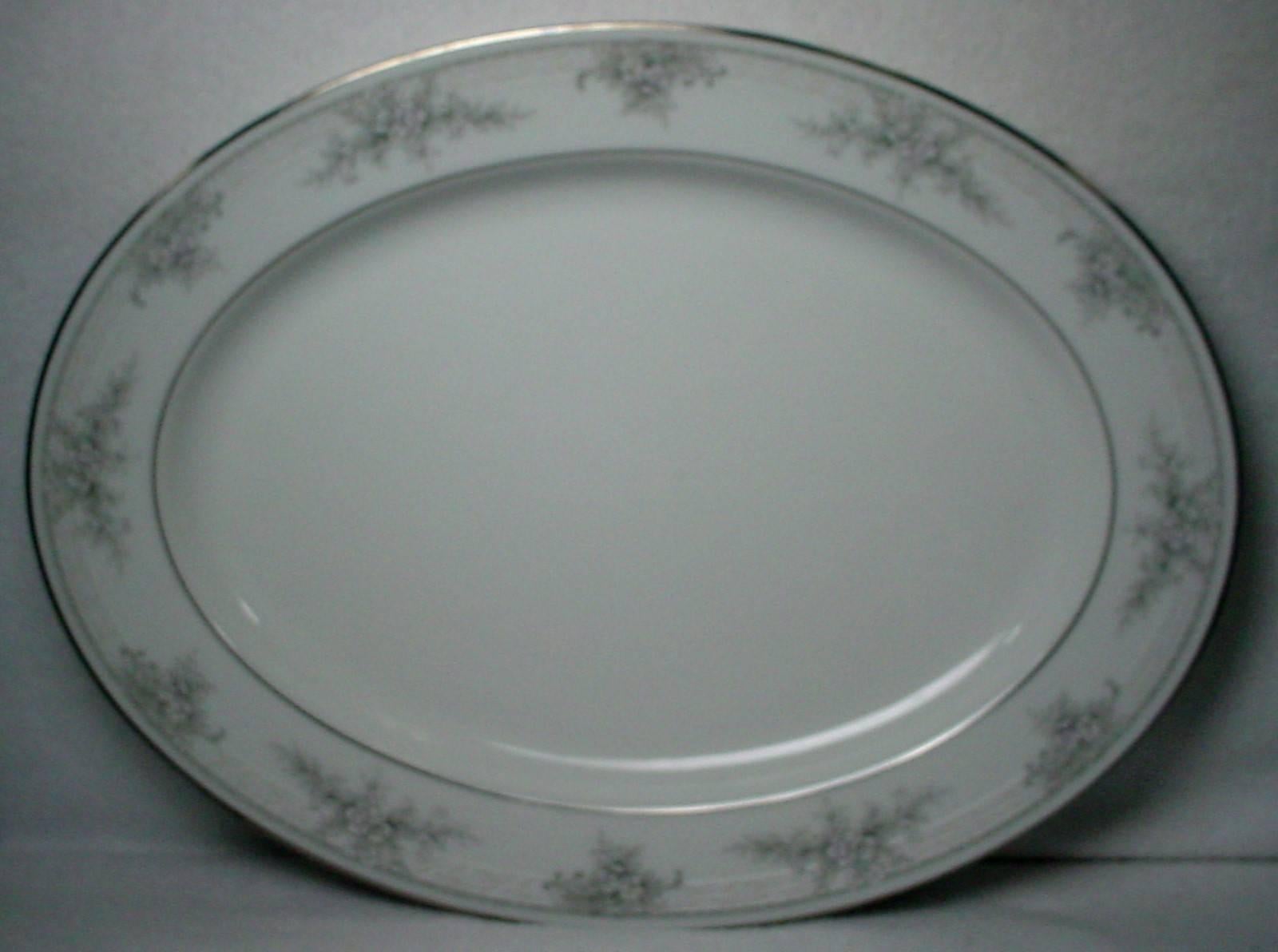 NORITAKE china SWEET LEILANI 3482 pattern 44-piece SET SERVICE for Eight (8) In Excellent Condition In St. Petersburg, FL