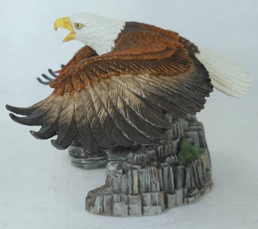 CHINA FINDERS 

China, Crystal, Flatware and Collectible Matching Service is offering ONE (1) 

LENOX china EAGLE OF SPLENDOR figurine

in great condition free from chips, cracks, break, stain, or discoloration.

• Includes Box.  No