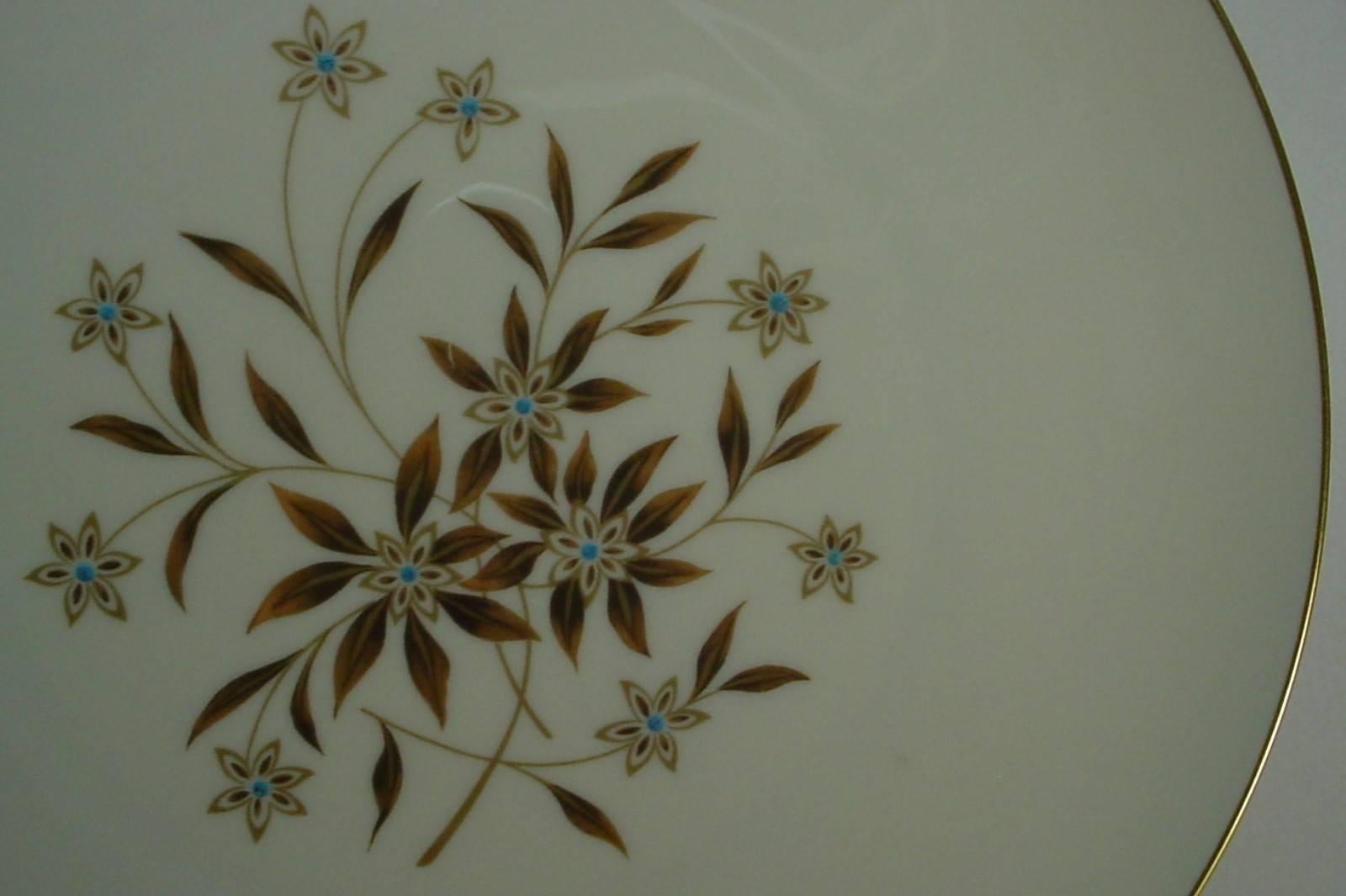Lenox China Starlight X302 Pattern 60-Piece Set Service for Twelve (12) In Excellent Condition For Sale In St. Petersburg, FL